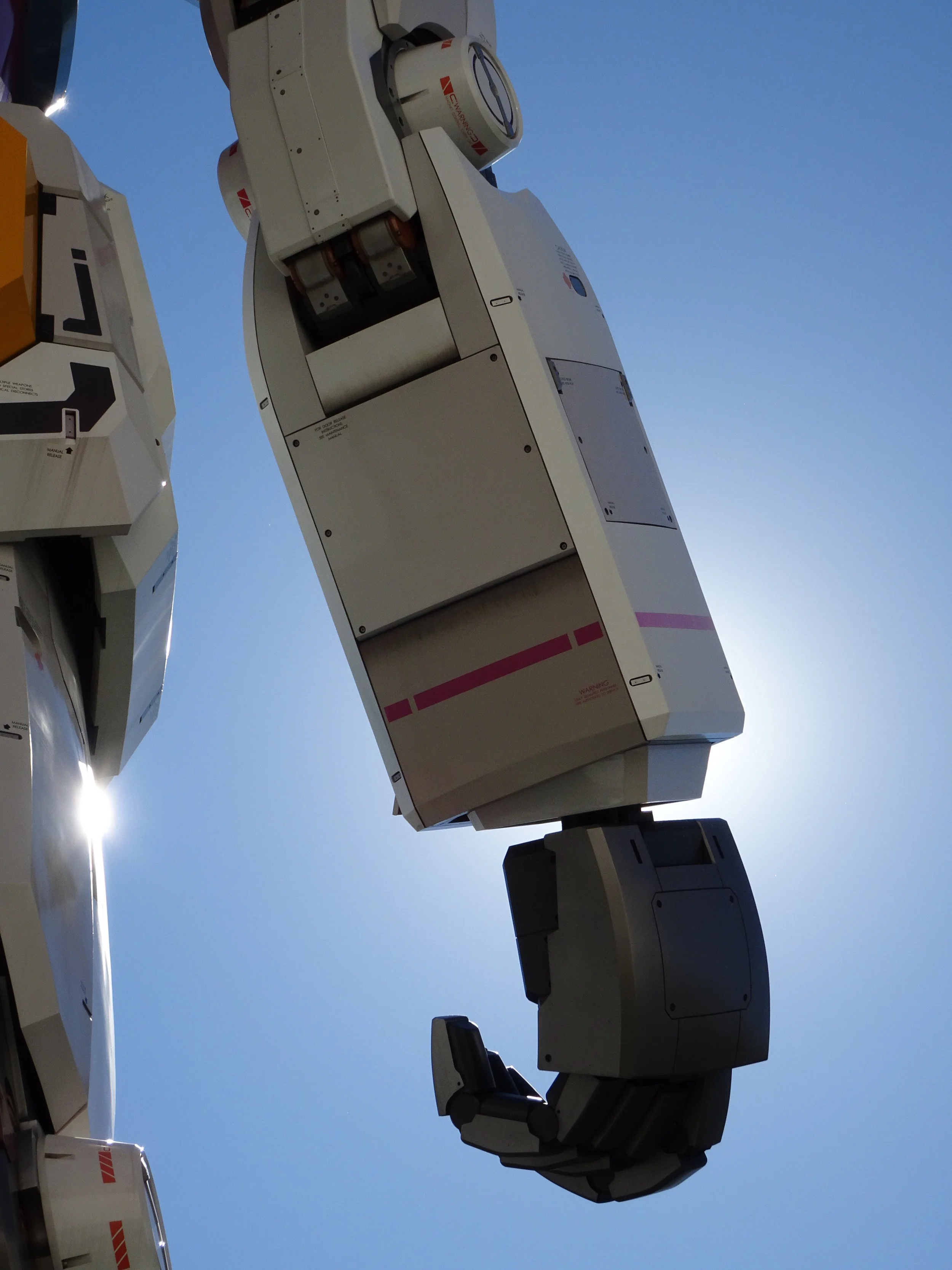 RX-78-2 Gundam 1-1 Statue - 046.jpg