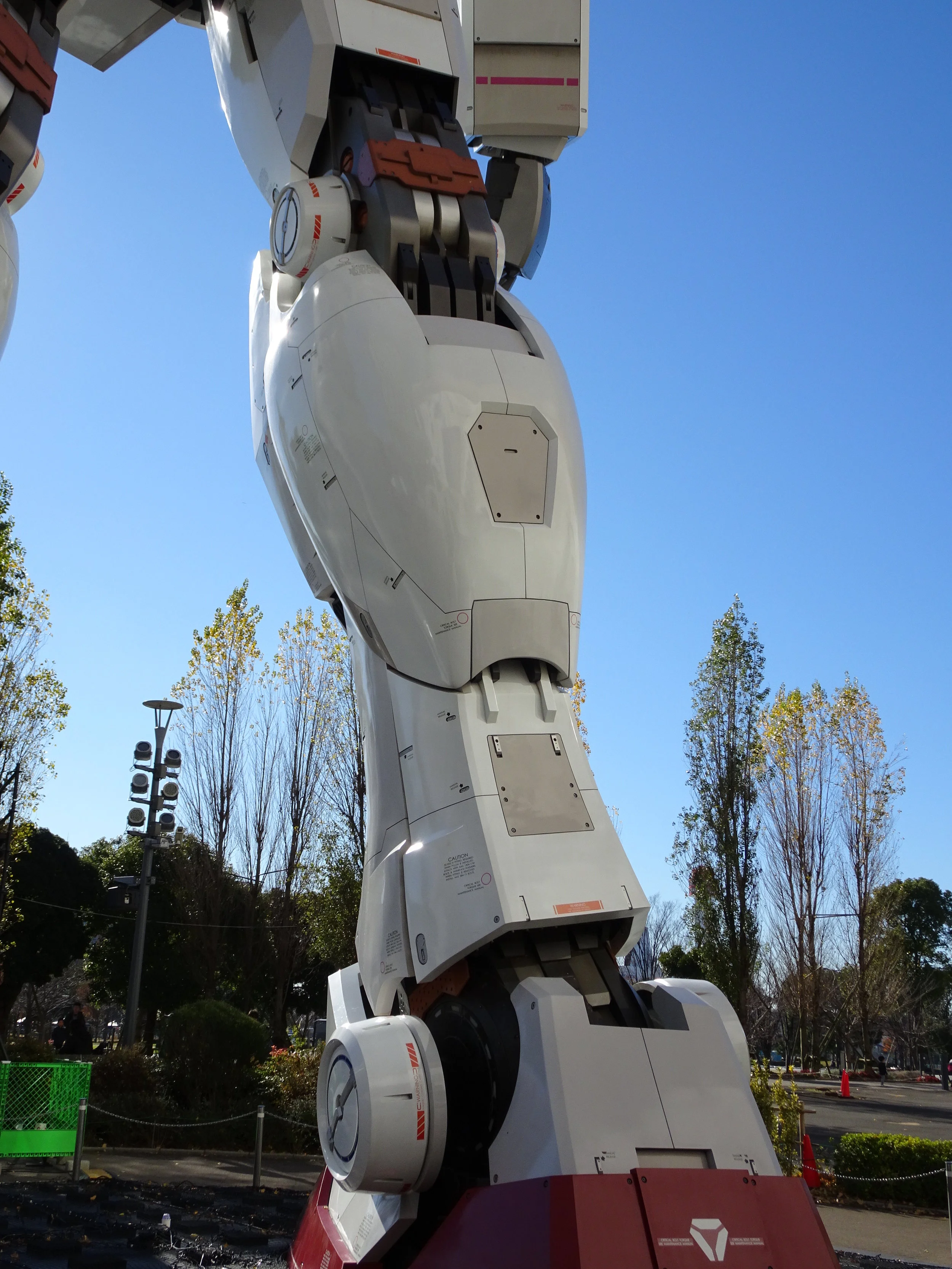 RX-78-2 Gundam 1-1 Statue - 061.jpg