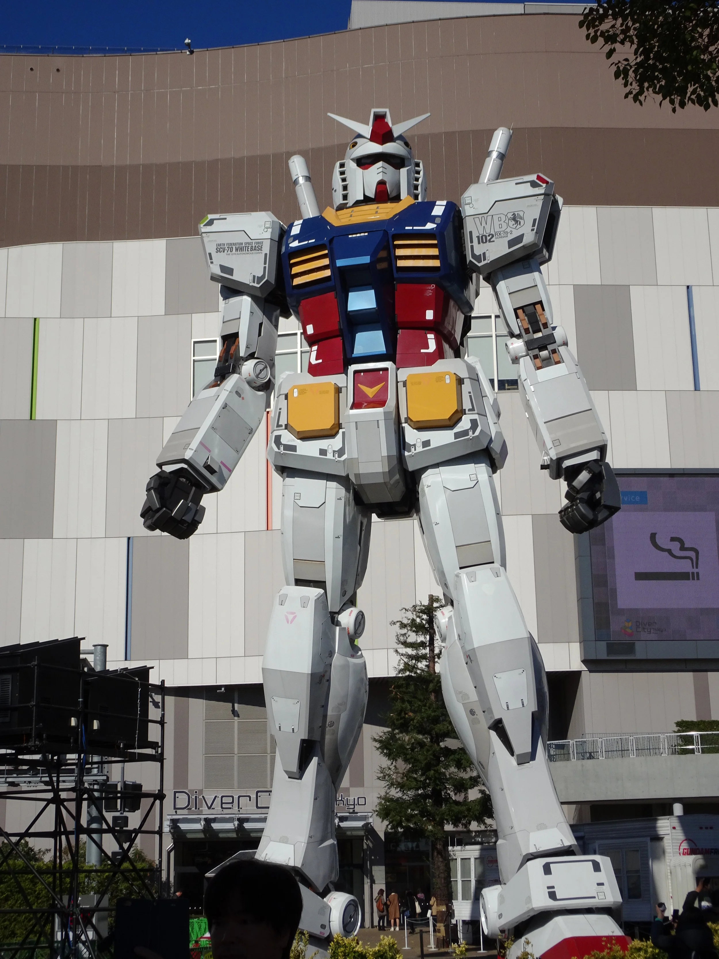 RX-78-2 Gundam 1-1 Statue - 069.jpg