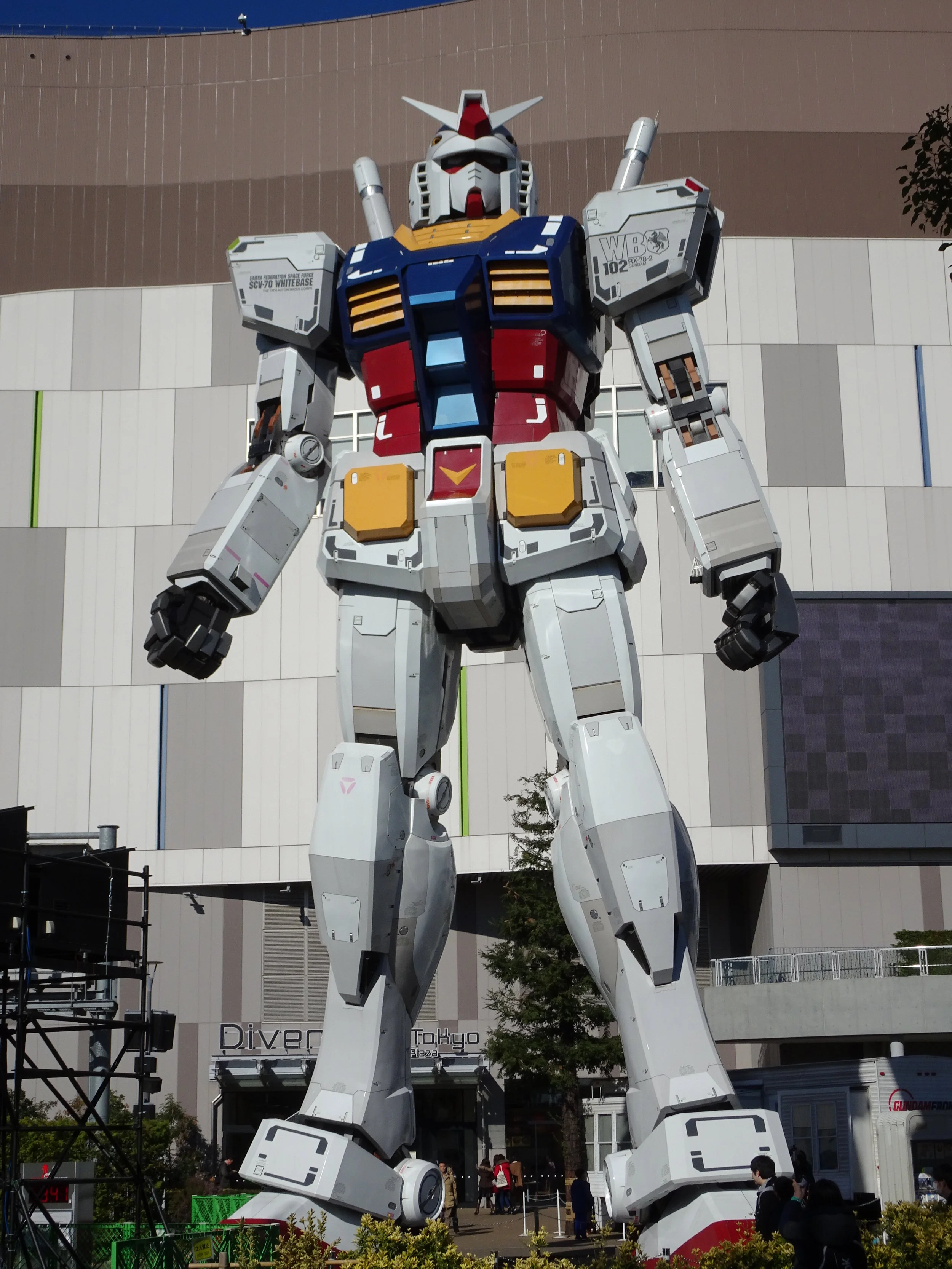 RX-78-2 Gundam 1-1 Statue - 070.jpg