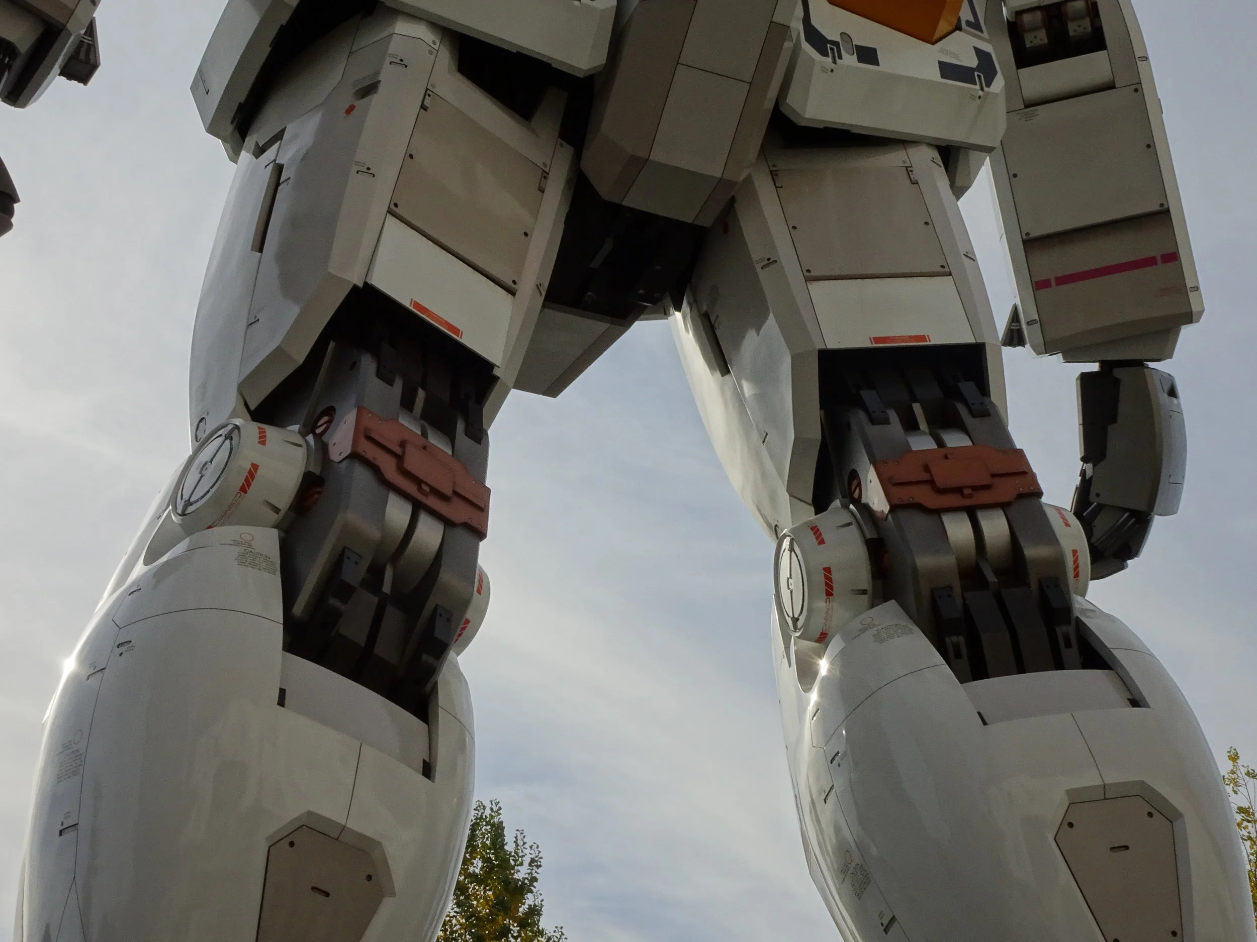 RX-78-2 Gundam 1-1 Statue - 111.jpg