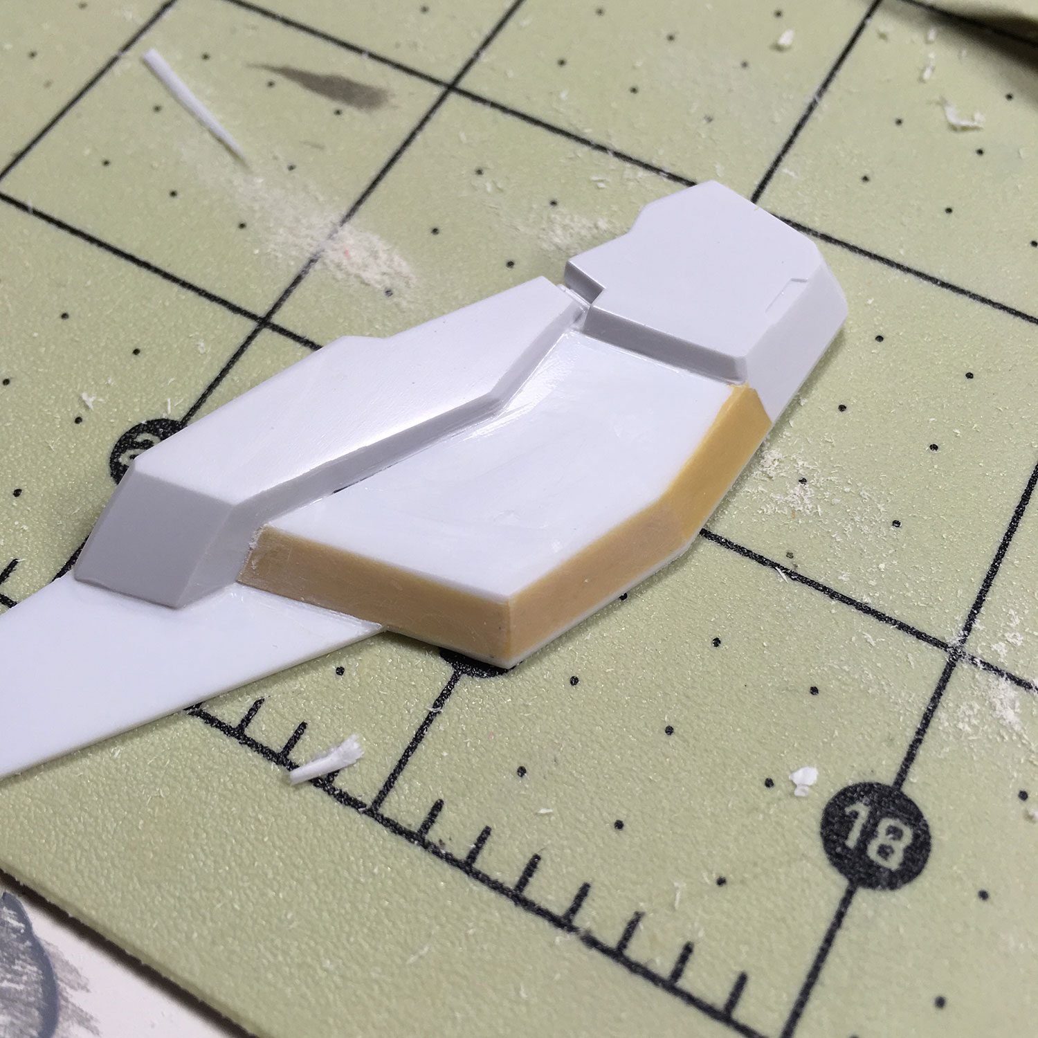 Any tips using tamiya white putty? I need to fill some gaps. Noob here lol  : r/resinkits