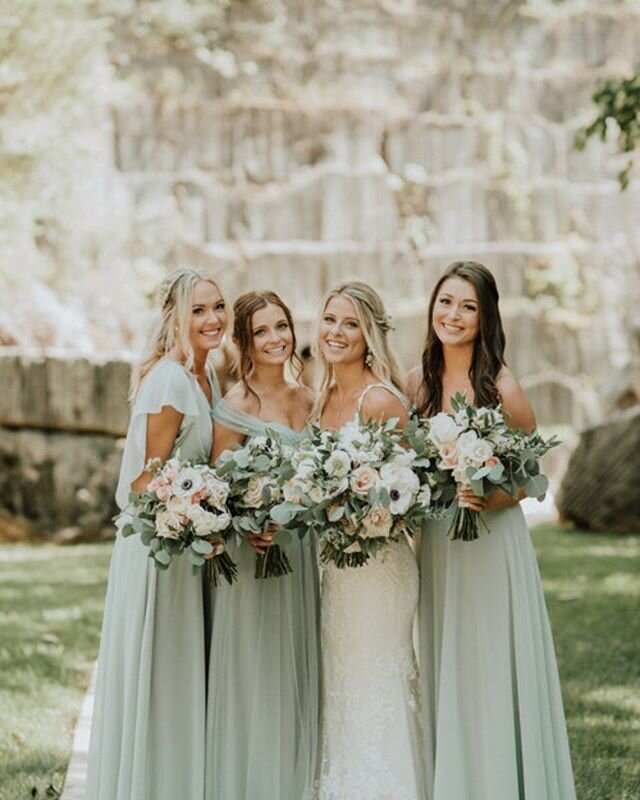 Starting off the new year MINTy fresh 🌬️ These gorgggeous mint green bridesmaid dresses is the PERFECT complementary color next to your wedding dress! Have your bridesmaids wear this stunning color in the neckline of their choosing, that way, they c