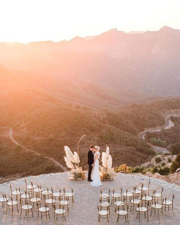 Got engaged in 2019? Confused as to where to even begin? Let's start by looking at the BEST venues based on your preferences and set a date! Reach out to Team Vowl&aacute; to help you get started on your journey!

Venue | Malibu Rocky Oaks Estate Vin