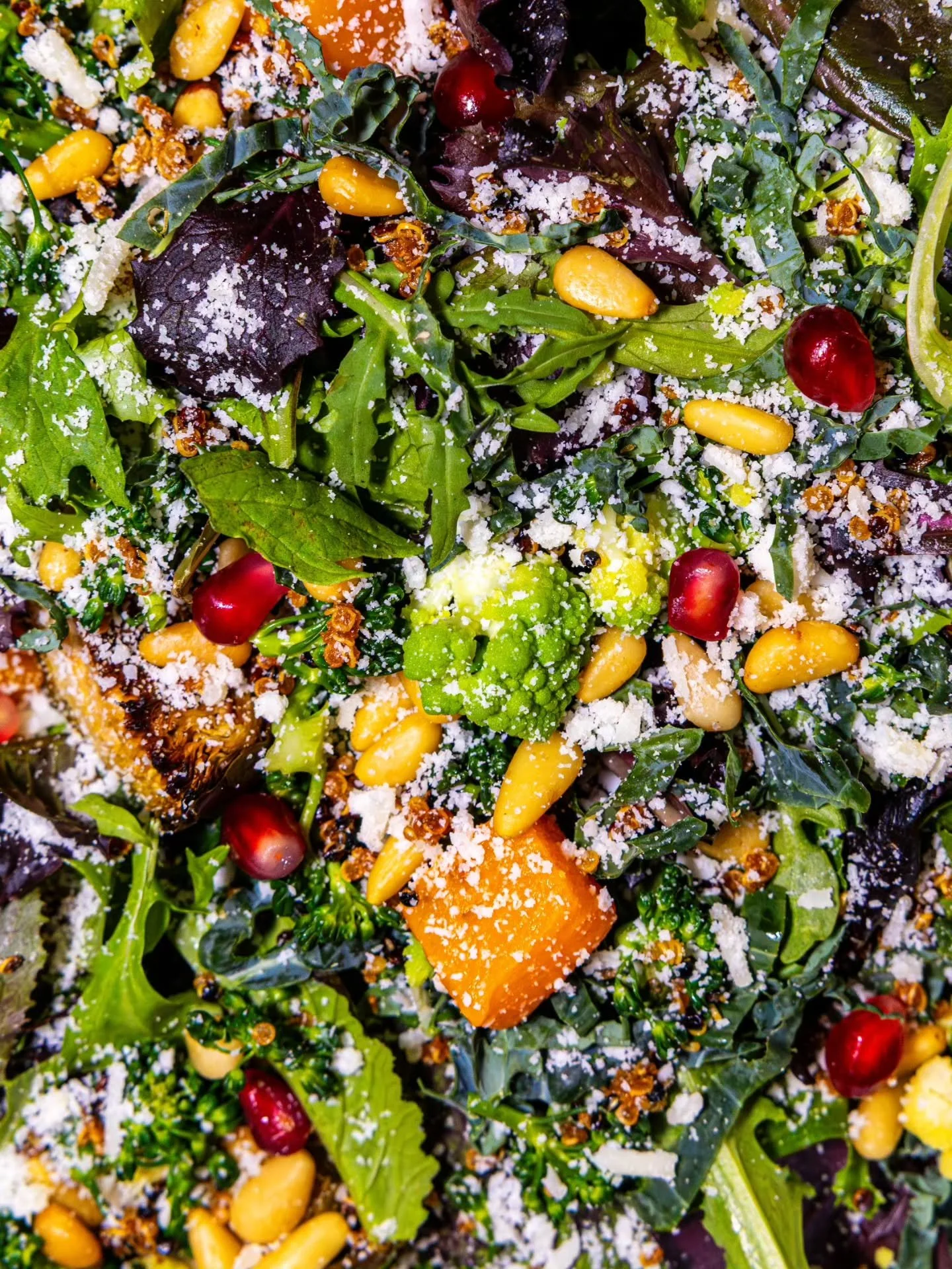 It's all in the details &ndash; Fresh, quality ingredients in every bite. 🥗

Order ahead by clicking the link in our bio today! 🔗 #bluebarngourmet 

⁣
⁣
⁣
⁣
⁣
#foodstagram #freshingredients #saladlovers #foodphotography