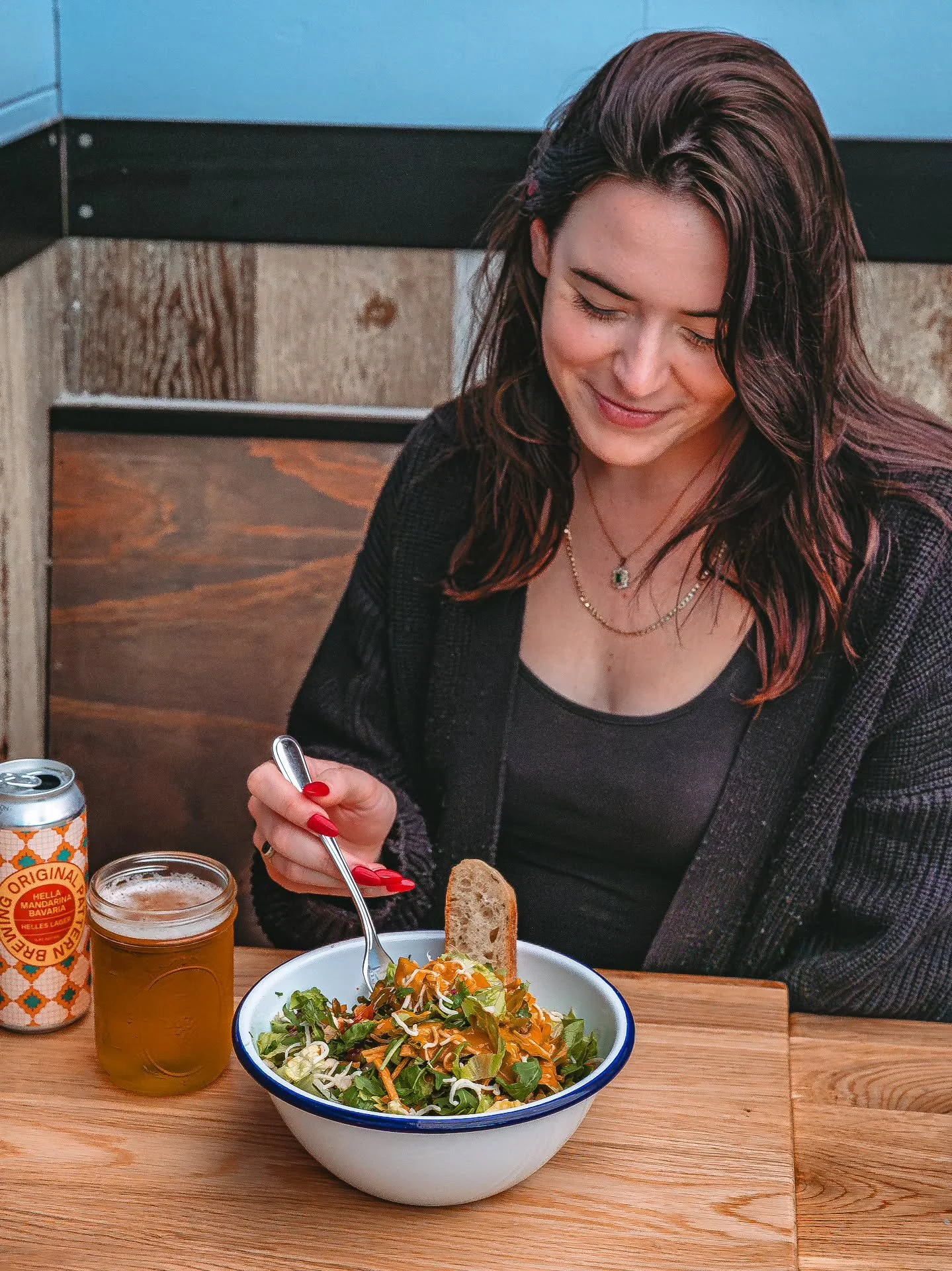 Serving fresh greens and smiles. 😊🥗

Order ahead by clicking the link in our bio today! 🔗 #bluebarngourmet 

⁣
⁣
⁣
⁣
⁣
#foodstagram #freshingredients #saladlovers #foodphotography