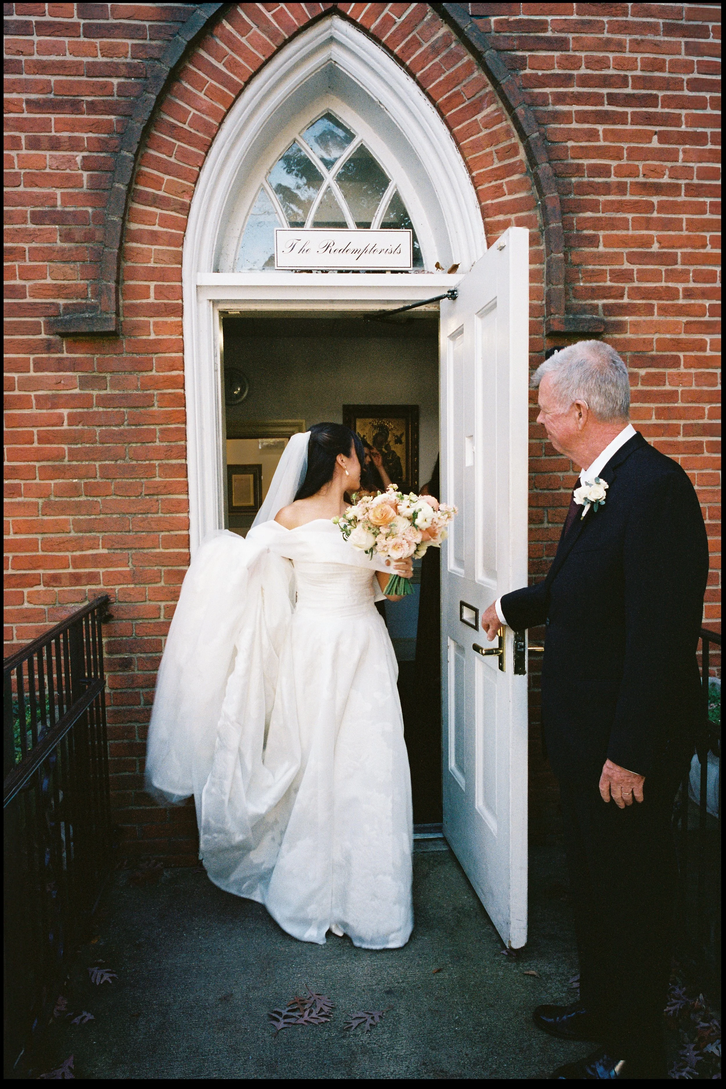 Bride arriving at St Marys Church in Annapolis Maryland with father before ceremony
