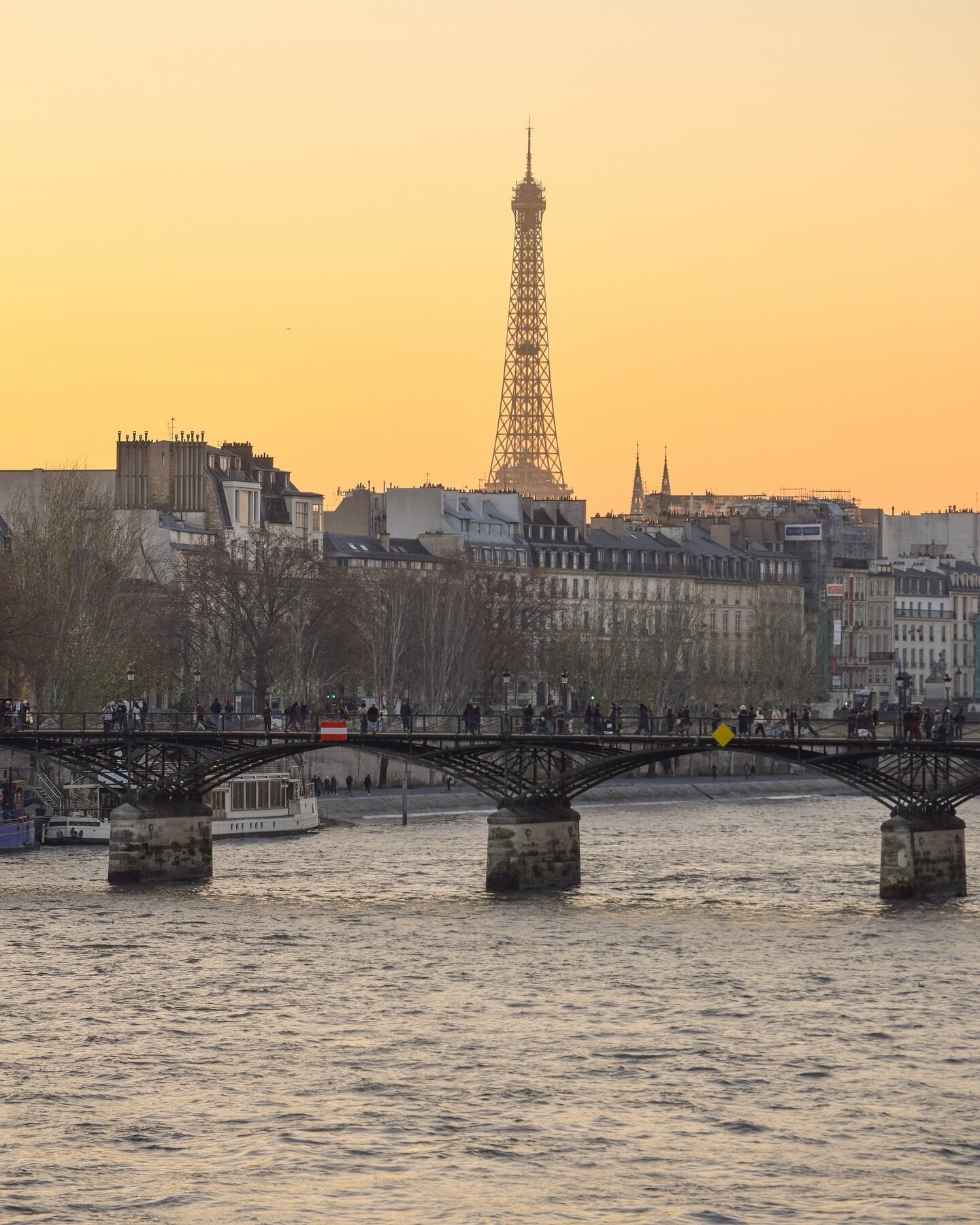 love sunsets by the Seine even in the chilly winter! It&rsquo;s definitely worth walking along the river around dusk to experience the pretty colours and then catch the Eiffel Tower sparkling! ✨ {it starts at dusk and sparkles every hour on the hour 
