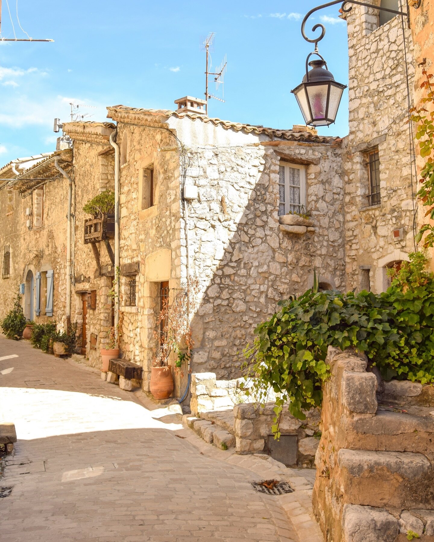Tourrettes-sur-Loup is such a pretty medieval artist&rsquo;s village in Provence perched between Grasse &amp; Vence. Every corner I turned I had to take a dozen photos to try to capture the charm which dates back to the 16th century! ⚜️

If you are w