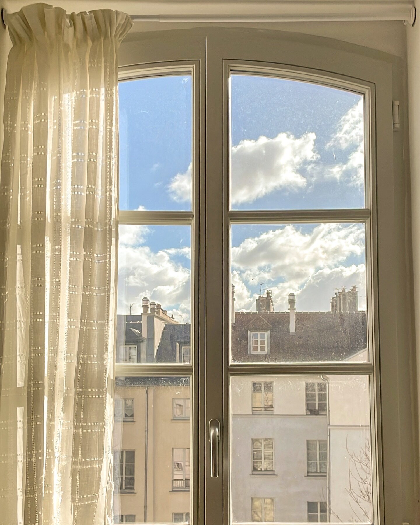 love our Paris kitchen views.. I could sit there all day in the sun and daydream ⚜️

#pariskitchen #cuisineparis #parisview #pariswindows