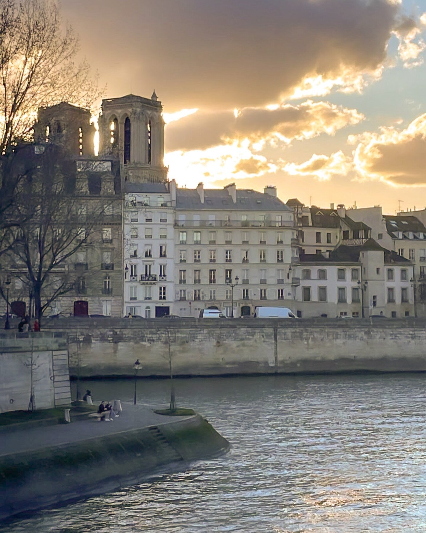 pretty sunset views of the Cath&eacute;drale Notre Dame ⚜️

#parisview #cathedralenotredame #parissunset #pontlouisphilippe #parispont #sunsetparis