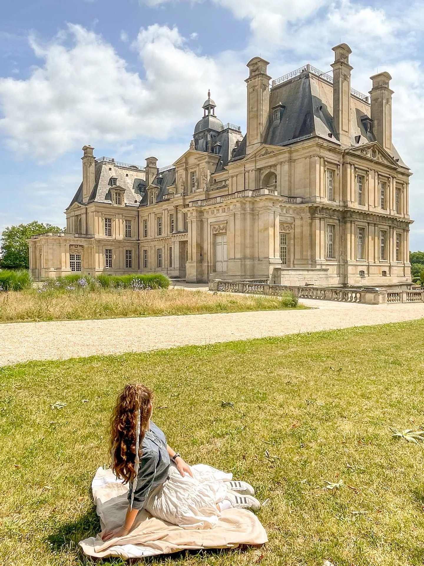 such a wonderful day having a picnic &amp; exploring the beautiful Ch&acirc;teau de Maisons Laffitte with my niece this summer! It was built in the 1600&rsquo;s &amp; it was visited by Louis XI several times! ✨

The @chateaumaisons is just outside Pa