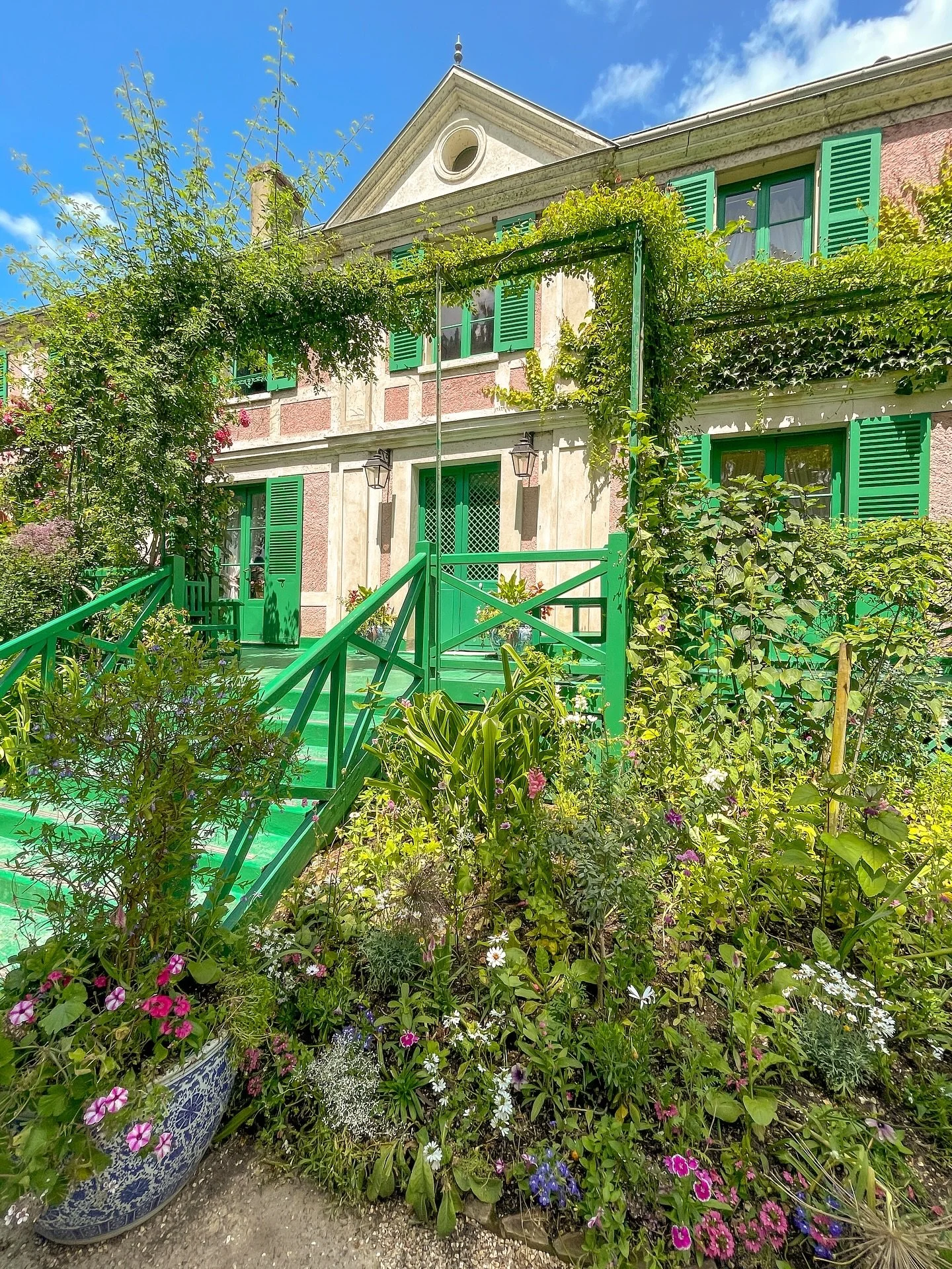 last month I finally visited Claude Monet&rsquo;s house, gardens &amp; famous lily pond in Giverny {which is situated about an hour west of Paris} and it was beautiful! 🌺 

If you have questions about how to get there/visiting or you would like to b