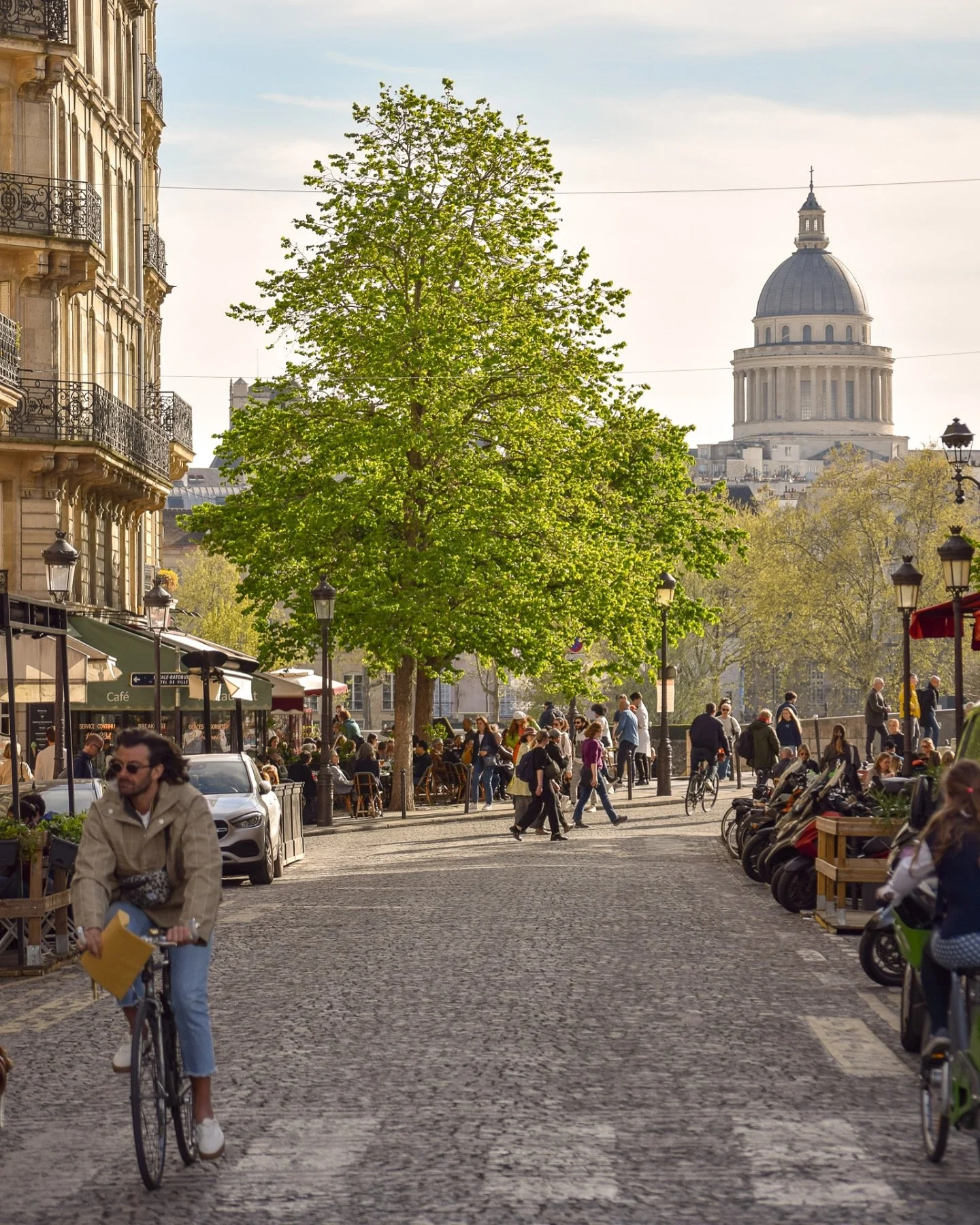 love spring evenings in Paris.. this was earlier this week as I happily walked across the city camera in hand to attend a book event by the Jardin du Luxembourg ⚜️
