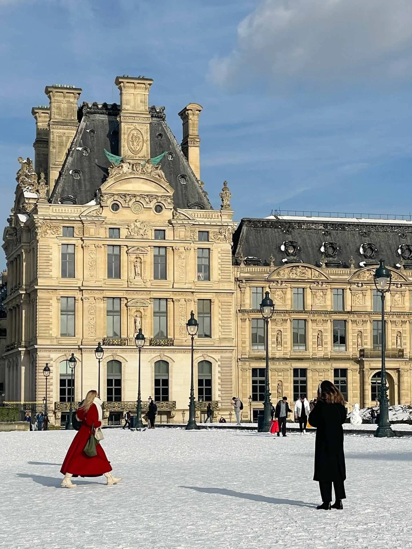 such a pretty afternoon wandering through the Jardin des Tuileries &amp; around @museelouvre capturing the new snowfall ⚜️

#snowyparis #snowinparis #parissnow #museedulouvre