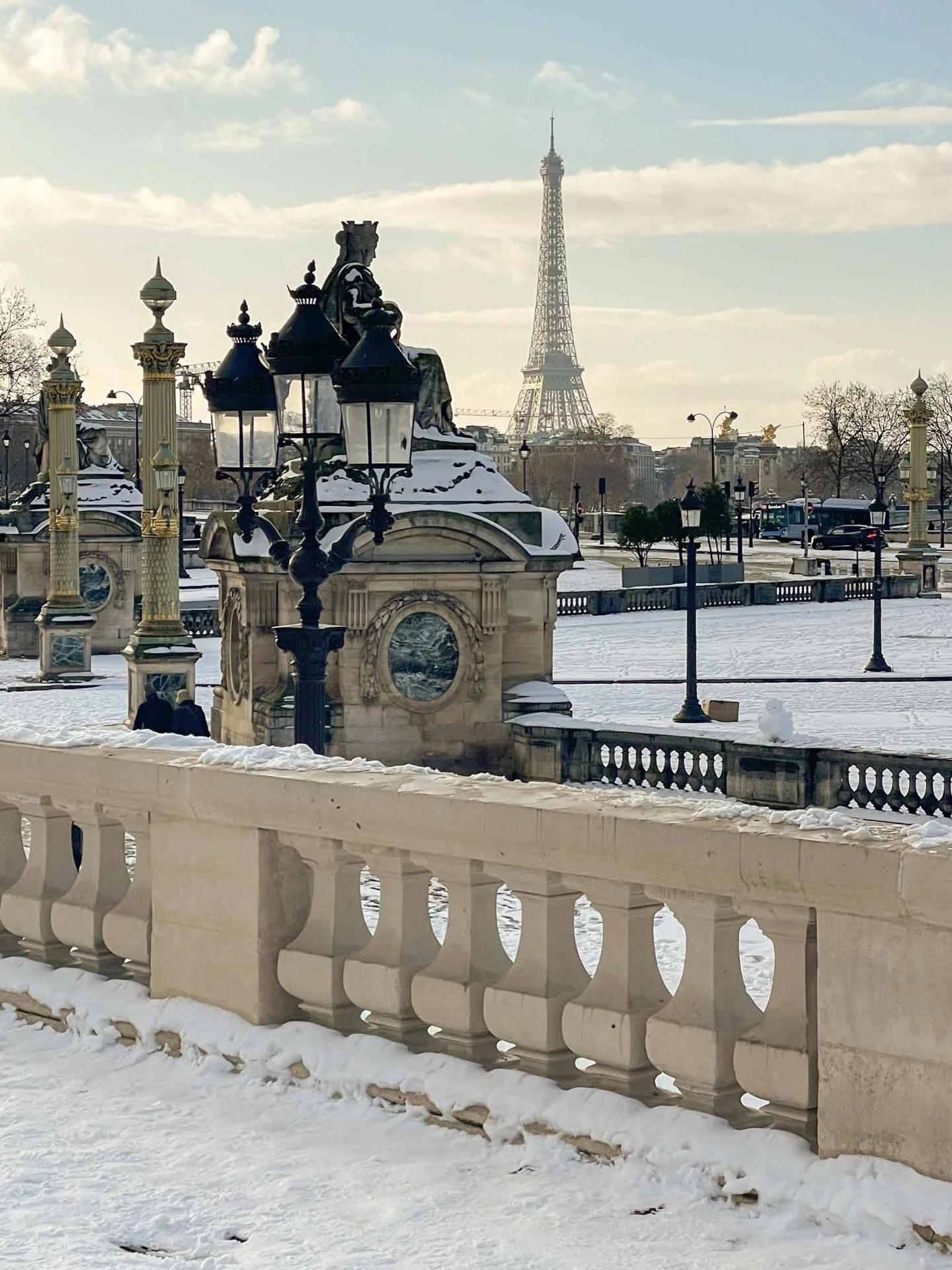 pretty light with the snow at Place de la Concorde yesterday ⚜️

#snowinparis #parissnow #snowyparis #placedelaconcorde #eiffeltower #toureiffel