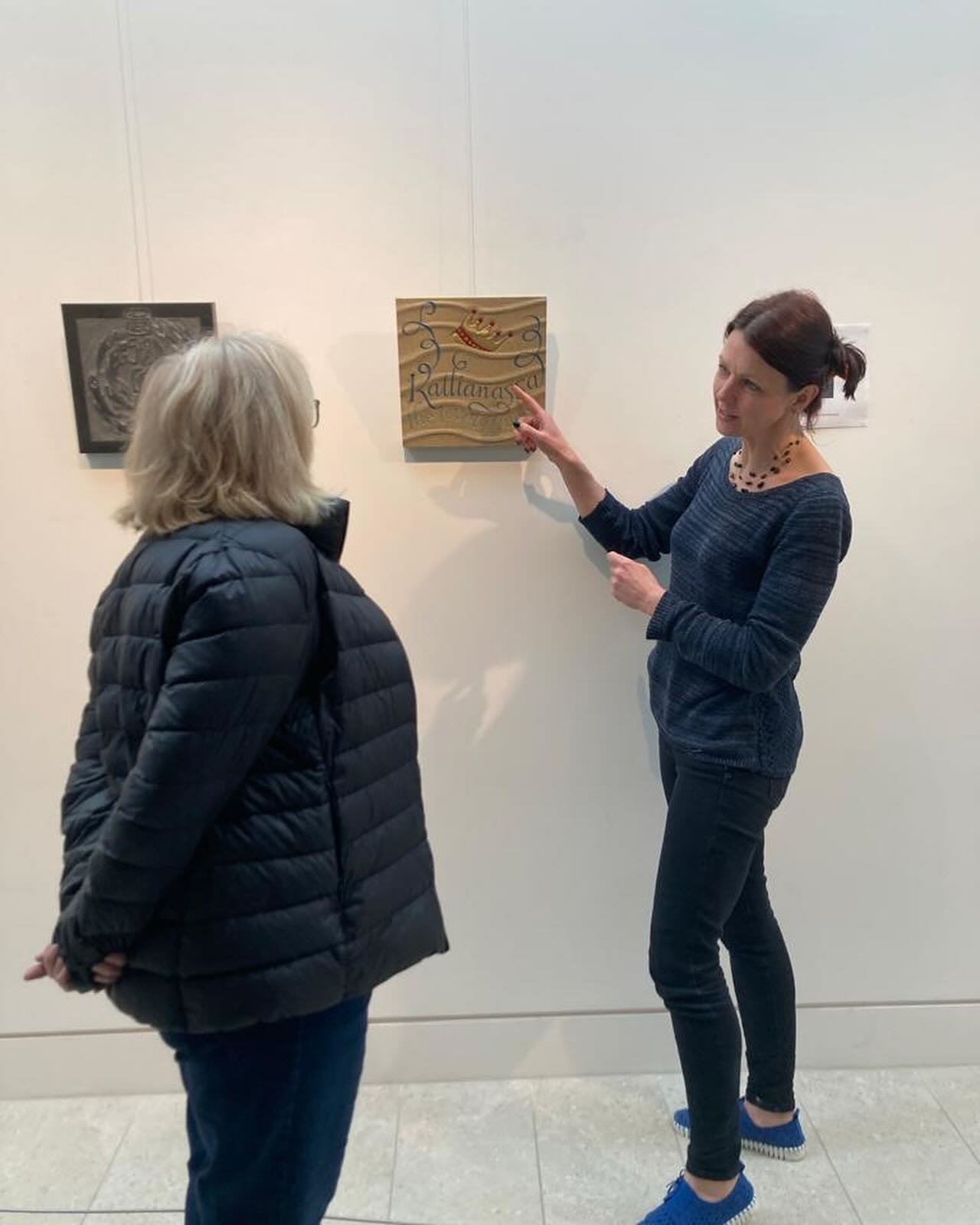 The Friends of the LAT visited Winchester on Saturday, commencing at the West Downs Gallery to see our exhibition of The Nereids.  Letter carver and former LAT journeyman, Maya Martin, was on hand to give insight into techniques and materials.  The e