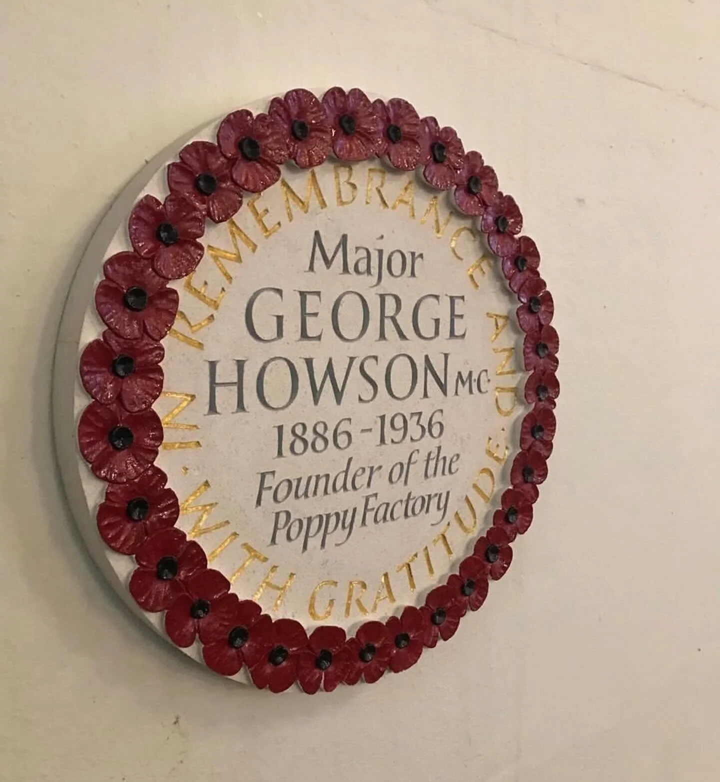 A special memorial, beautifully conceived and executed, by Martin Cook. 

#wewillrememberthem #poppyday #remembrancesunday 

#Repost @martincook295
・・・
Just finished making this limestone plaque out of one piece of stone. It took many hours to carve 
