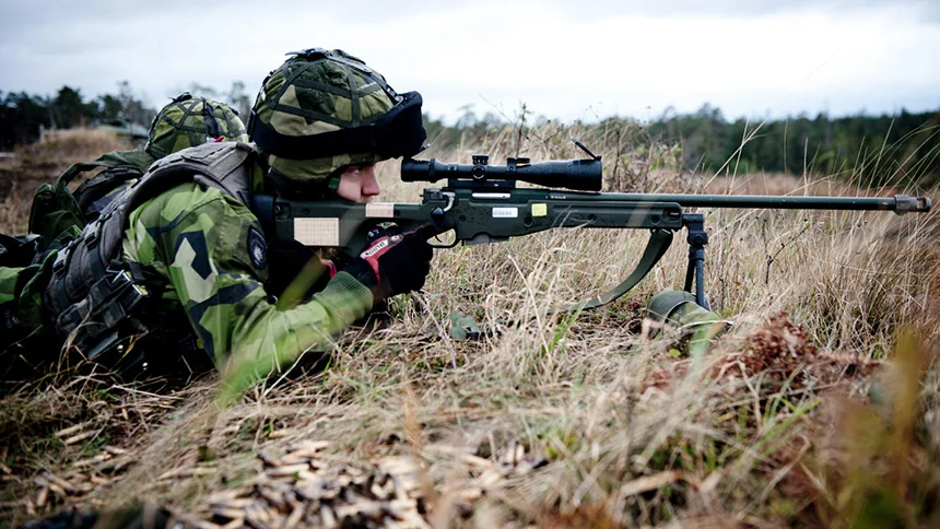 En skarpskytt i försvarsmakten så som vi är vana att se dem under senare år: utrustade med Psg 90. Soldaten på bild ingår i en skyttegrupp och tillhör Södra skånska regementet P7. Foto: Försvarsmakten.