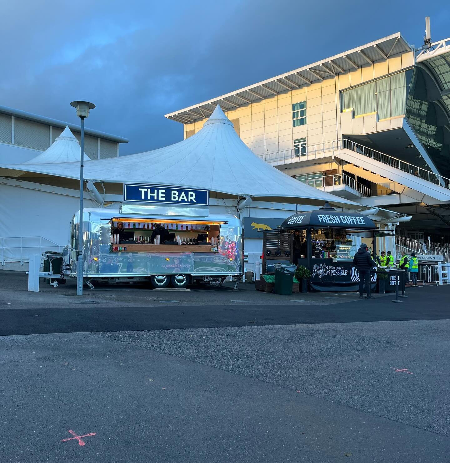 Whose coming to the Cheltenham Fireworks this evening? 🎆🤩 
#fireworks #cheltenhamracecourse #cheltenhamfireworks #eventbar #juniperbars
