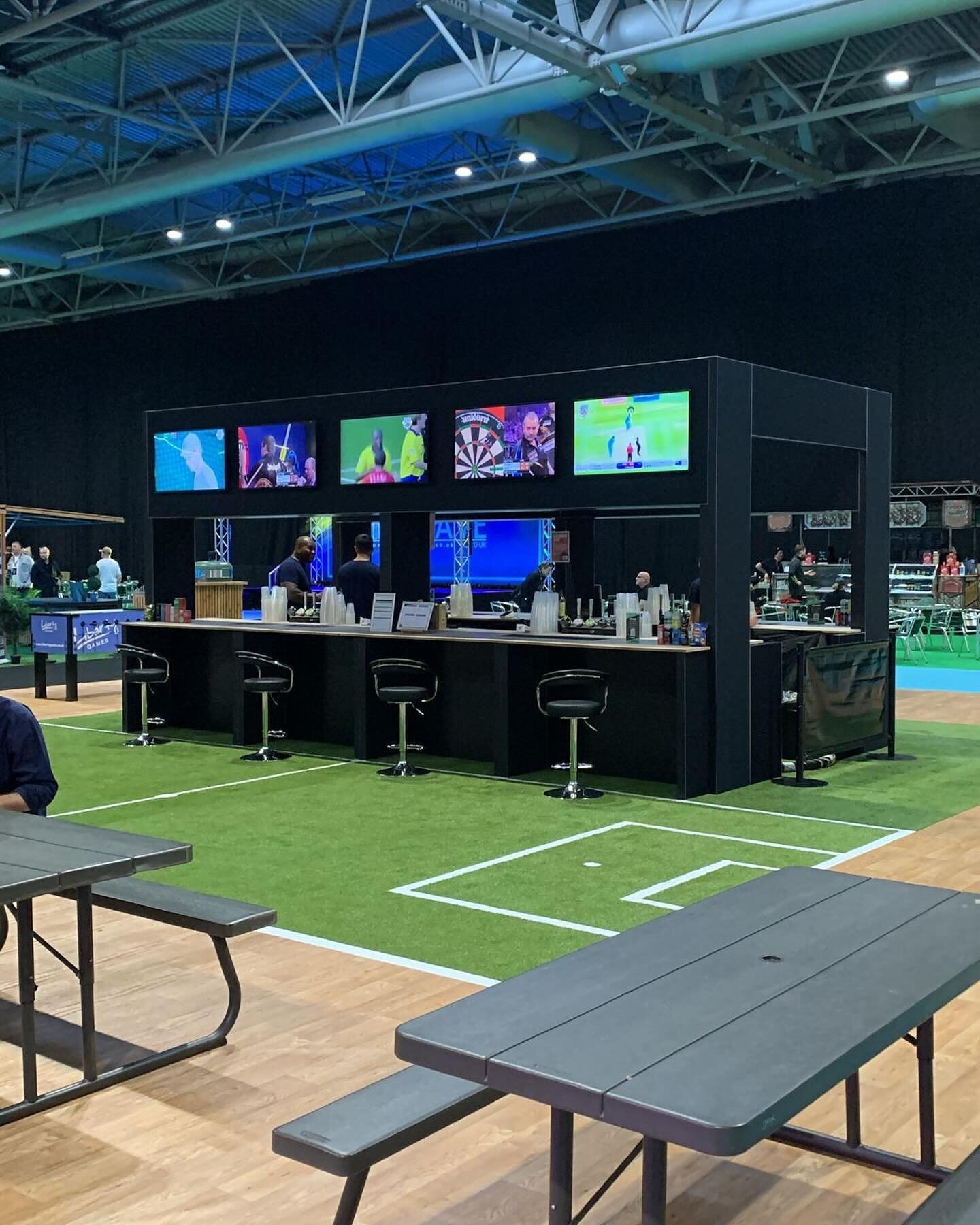 Grab a pint in one of our themed feature bars at the Man Cave Expo @necbirmingham 🍺 ⚽ 🎮
 
#boyswillbeboys #boysandtheirtoys #mobilebars #eventbars #mancave #mancaveexpo #juniperbars