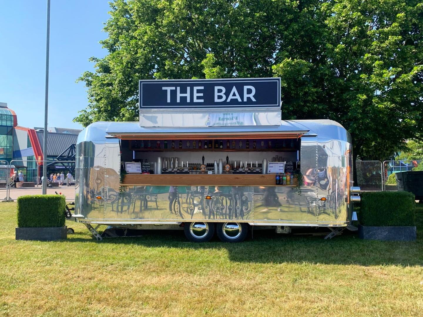 Delighted to be part of Gardeners World again this year! @bbcgwlive 
What beautiful weather to kick start the event!☀️🌸 

#eventbar #mobilebar #gardenersworldlive #NEC #airstream #rocketcaravans #juniperbars