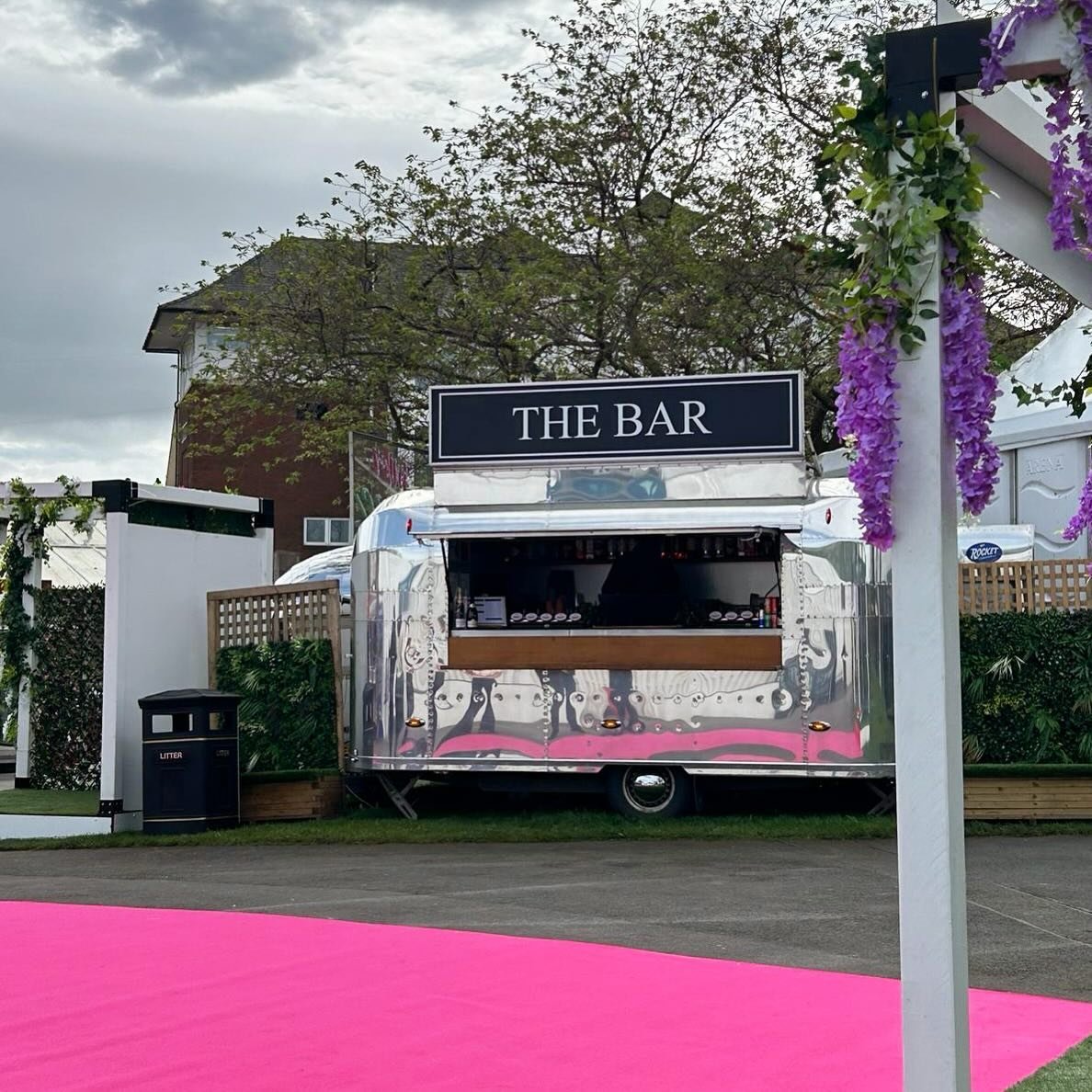 How cute is this pink carpet for Ladies Day @aintreeracecourse! 🩷 

#mobilebars #eventbars #grandnational #ladiesday #pinktomaketheboyswink #juniperbars