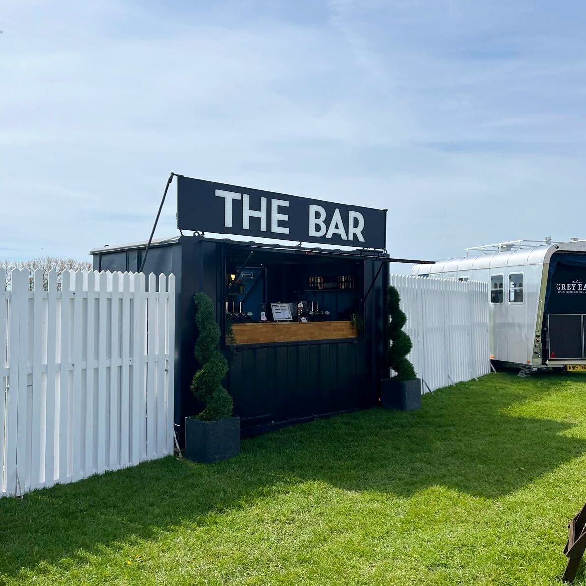 A very sunny good morning from the 81st Members Meeting @goodwood 🏁☀️ 

#eventbar #goodwood #goodwoodmembersmeeting #juniperbars