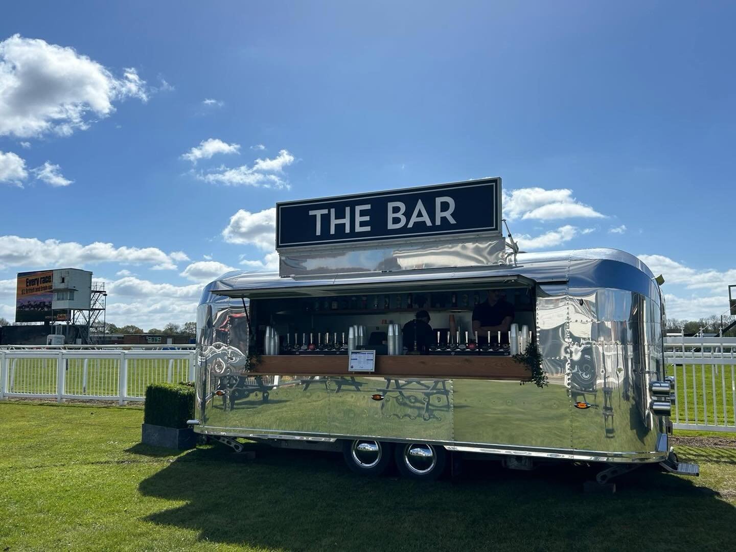 Race day at @stratfordracecourse 🏇 and look how shiny she is! 😍✨ 

#eventbars #mobilebars #stratfordracecourse #horseracing #rocket #juniperbars