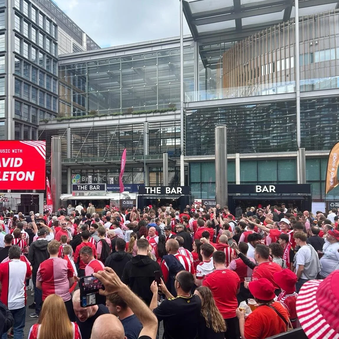 Leeds v Southampton Championship Play Off Final @wembleystadium today! ⚽️🏆 

#playoffs #mobilebars #eventbars #juniperbars