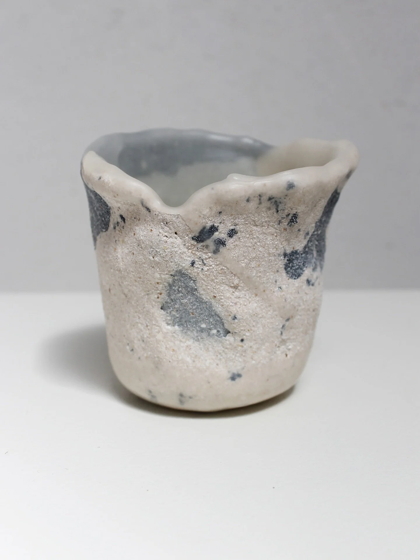 Eggshell Re-Planter no.21 

Handcrafted, all unique, made from food-waste, fully compostable 🥚♻️🌻

#replanter #planter #made #from #eggshells #durable #compostable #potsandplants