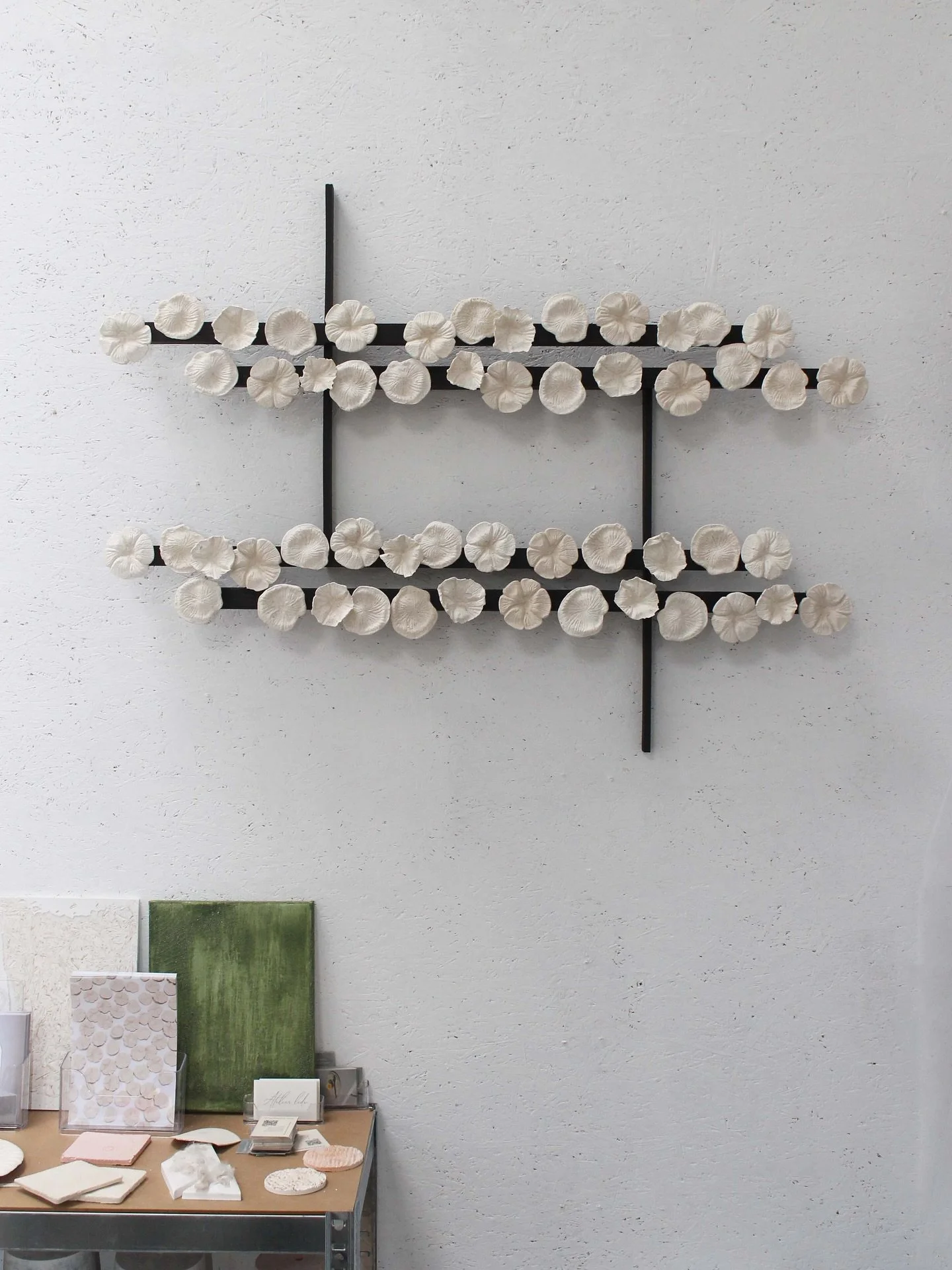 Custom Meraki, made last year november 🫶🏻

53 @eggshell_ceramic elements on a bespoke framework made of wood, coloured with @linolie.dk 

Photo made in my studio just before delivering the artwork 

#custom #biobased #art #foodwaste #interior #desi
