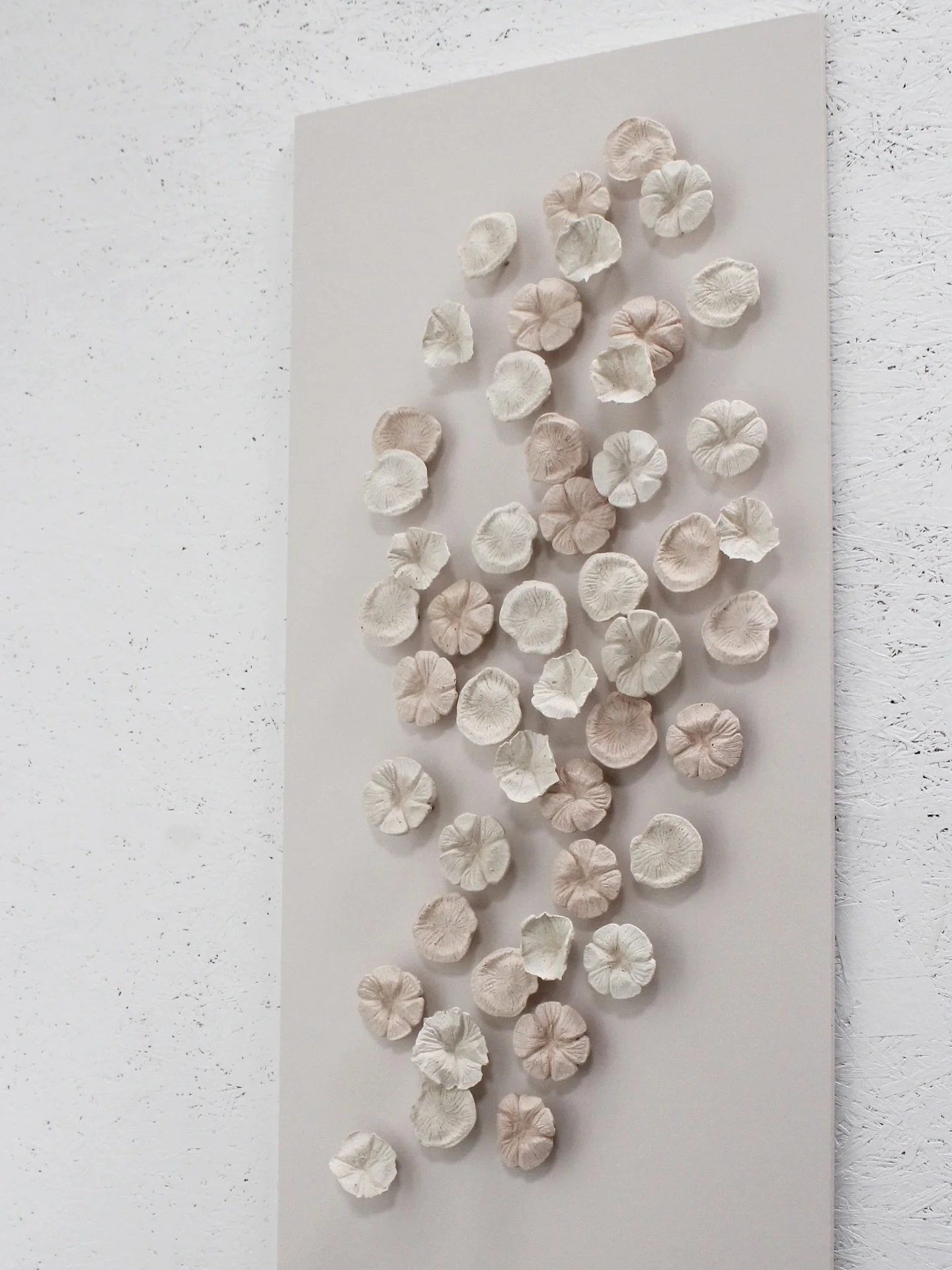 Flower &amp; fungi shapes made from eggshells. 
Customised Meraki in naturel &amp; pink EggshellCeramic. 

#biodegradable #ceramics #bioceramics #homecompostable #artwork #zerowaste #design