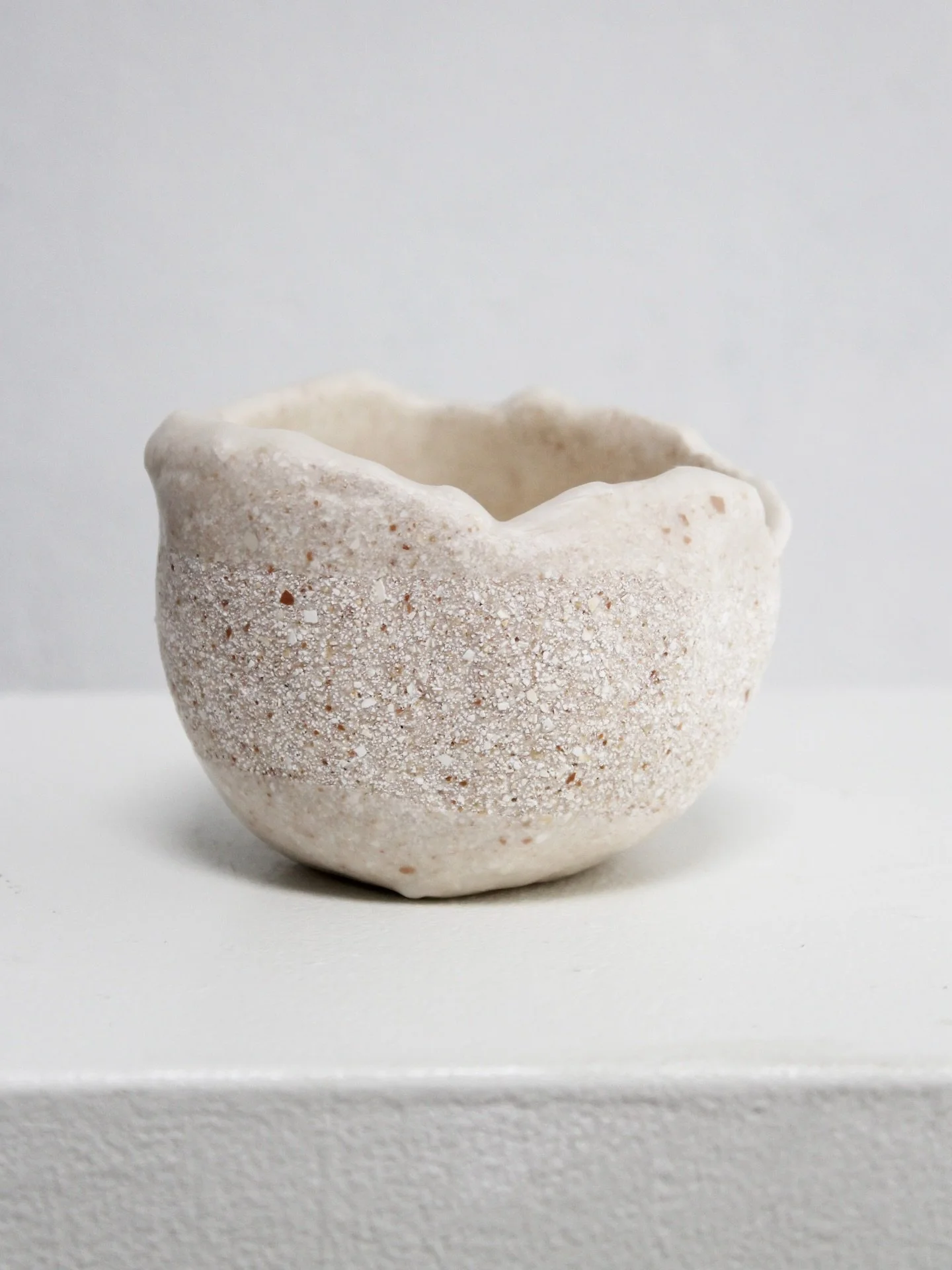 Eggshell Re-Planters 🐣

Every handcrafted pot is unique, made in The Netherlands by using discarded consumer eggshells. Every pot contains 15 eggshells which can be fully composted or re-planted directly into the soil. Eggshells are great for health