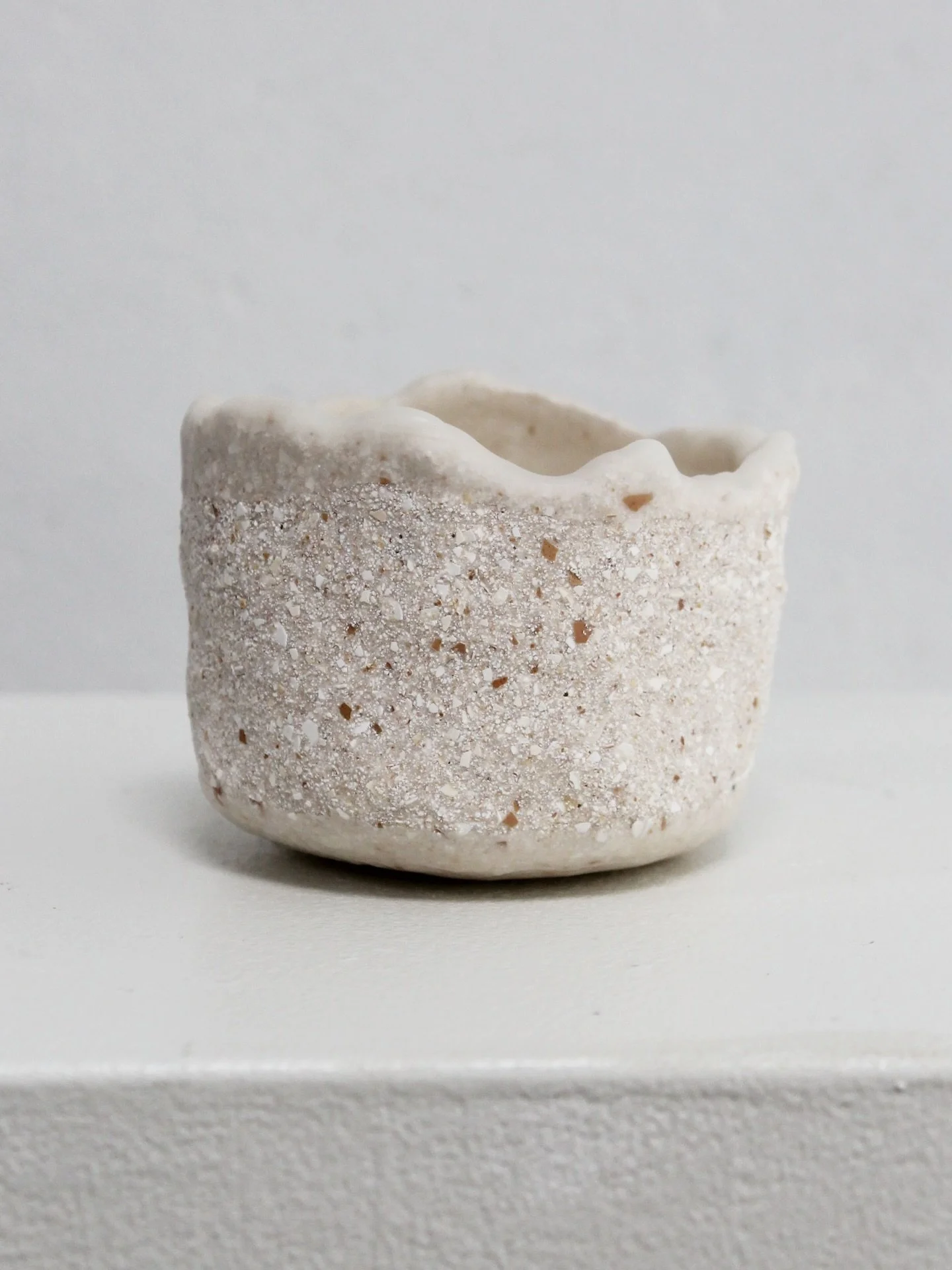Eggshell Re-Planter no.40 

Every single planter is unique due to the handcrafted working process. The small Eggshell Re-Planters are made from approximately 15 discarded eggshells. At the end of its product use, the pot can be planted directly into 