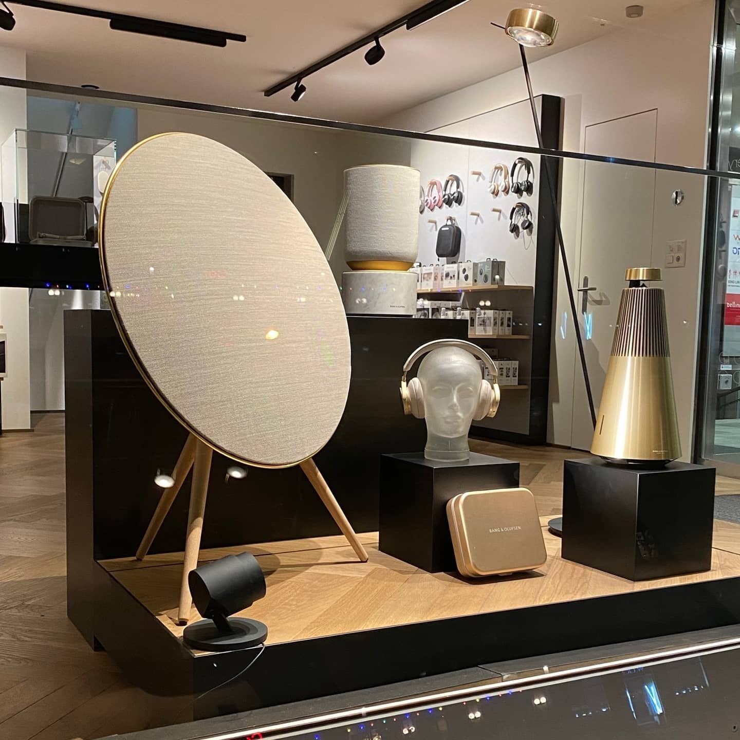 Bang &amp; Olufsen Gold Tone Edition #fuxag #bangolufsen #95jubil&auml;um#nummer1 #flagshipstore #goldtone #beoplaya9 #beosound2 #beoplayh95 #beosoundbalance #beolab50 #beolab90 #beovisionharmony