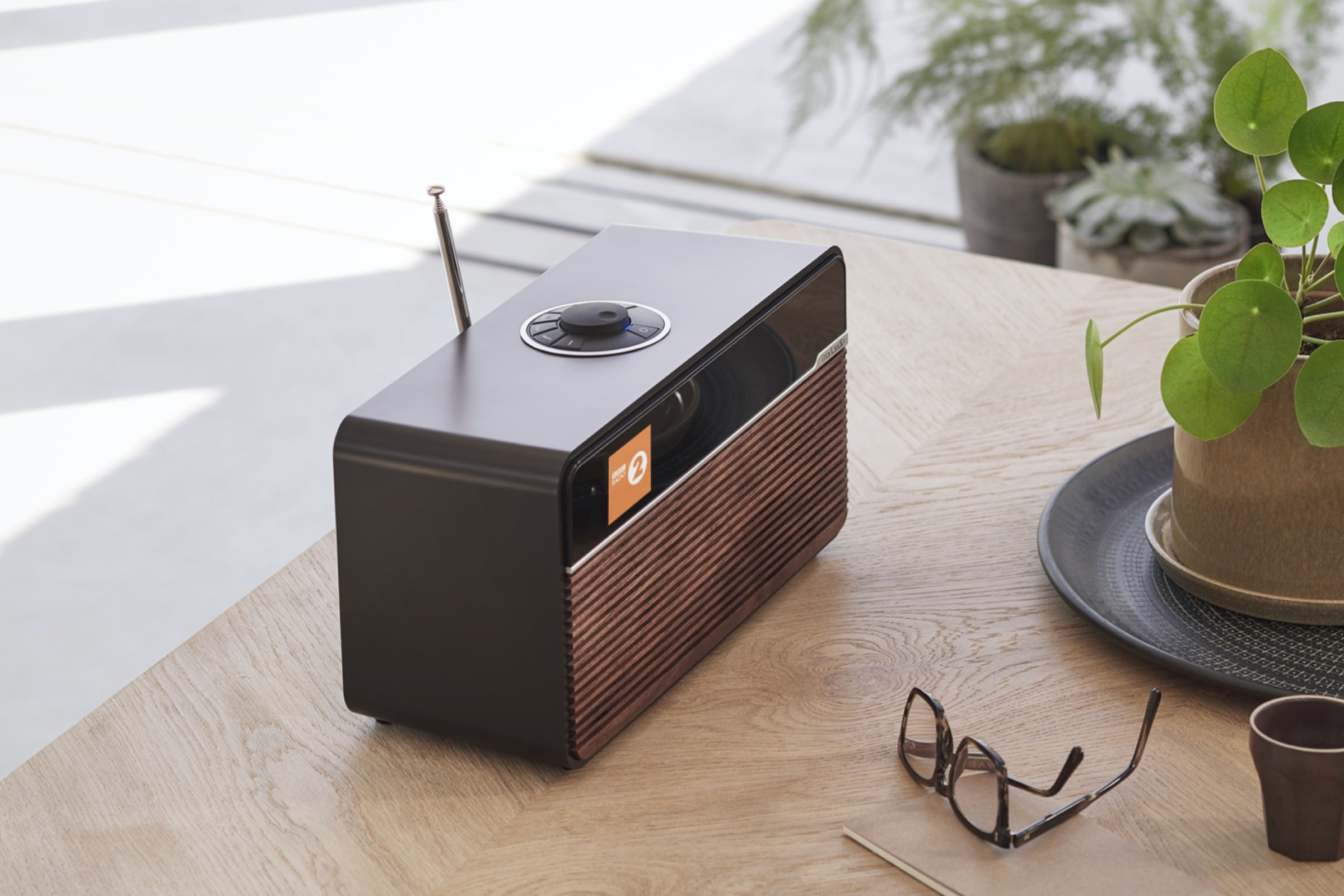 Ruark R2 Smart Music System cappuccino 01- Fux-AG.ch.jpg