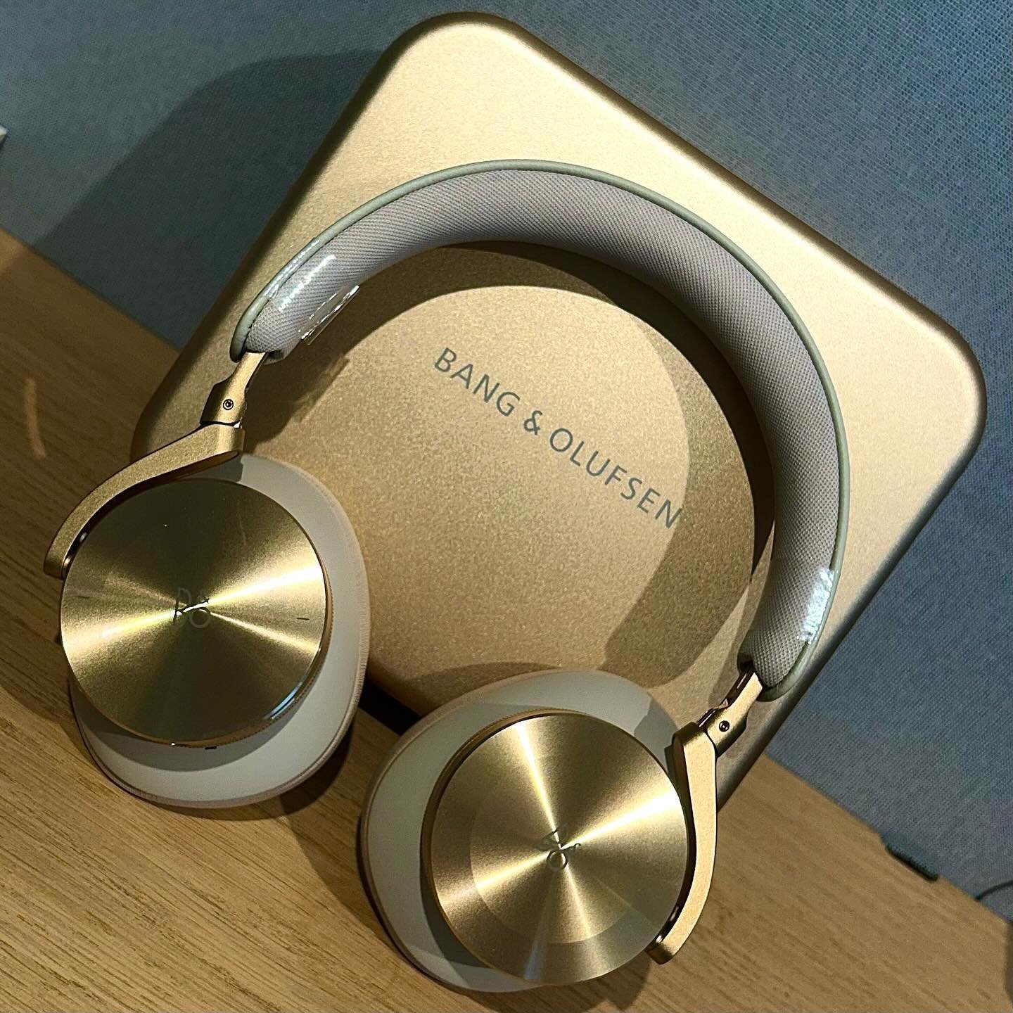 Beoplay H95

Bluetooth Kopfh&ouml;rer mit Noice Cancelling und einer Aluminium Case.
Klares telefonieren dank den integrierten Mikrofone. 
Mit Austauschbaren Ohrmuscheln.

Erh&auml;ltlich in vielen verschiedenen Farben, bei uns in der Fux AG am Stauf