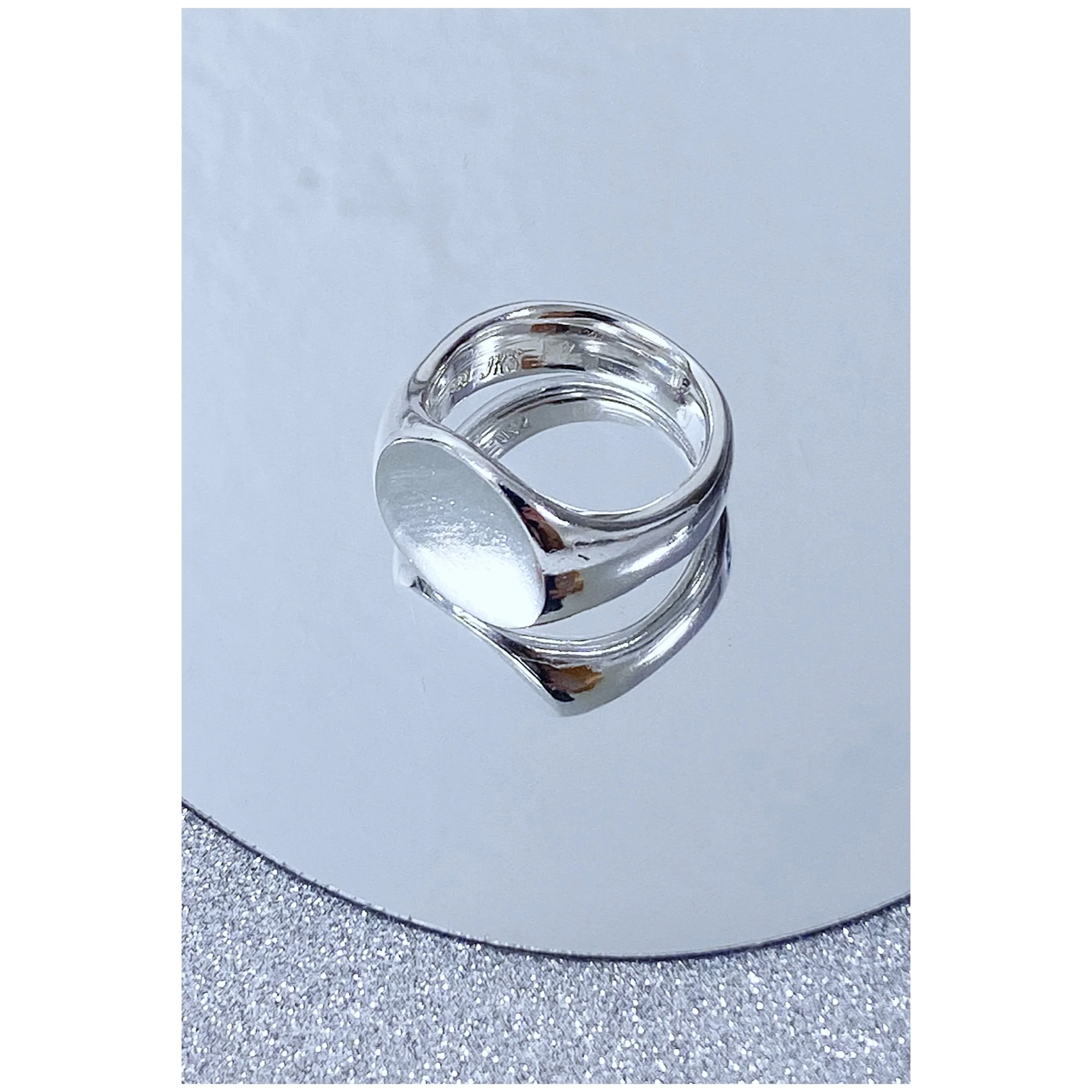 JRS ROUND LOW TOP SIGNET RING
