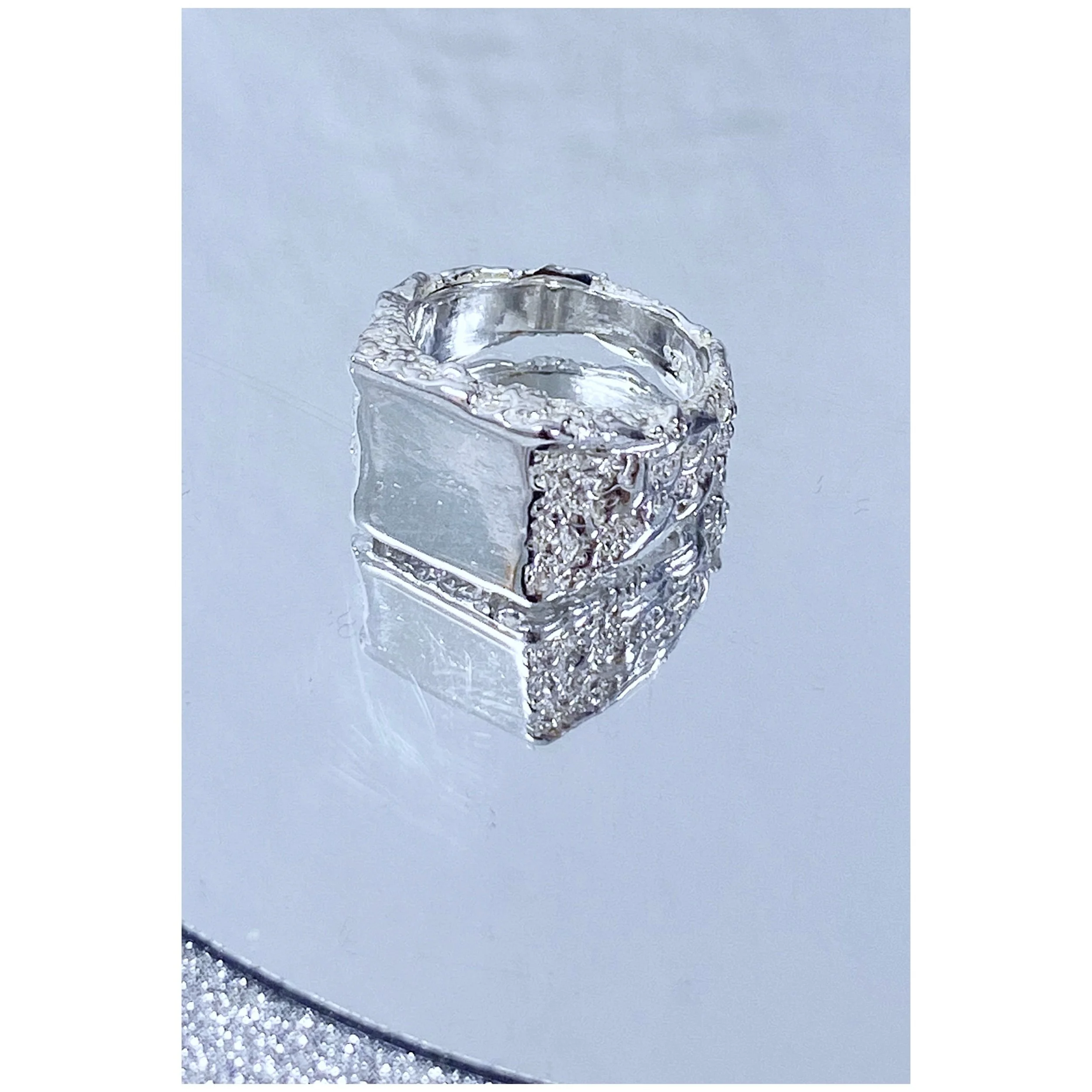 JRS TEXTURED SIGNET RING FLAT TOP