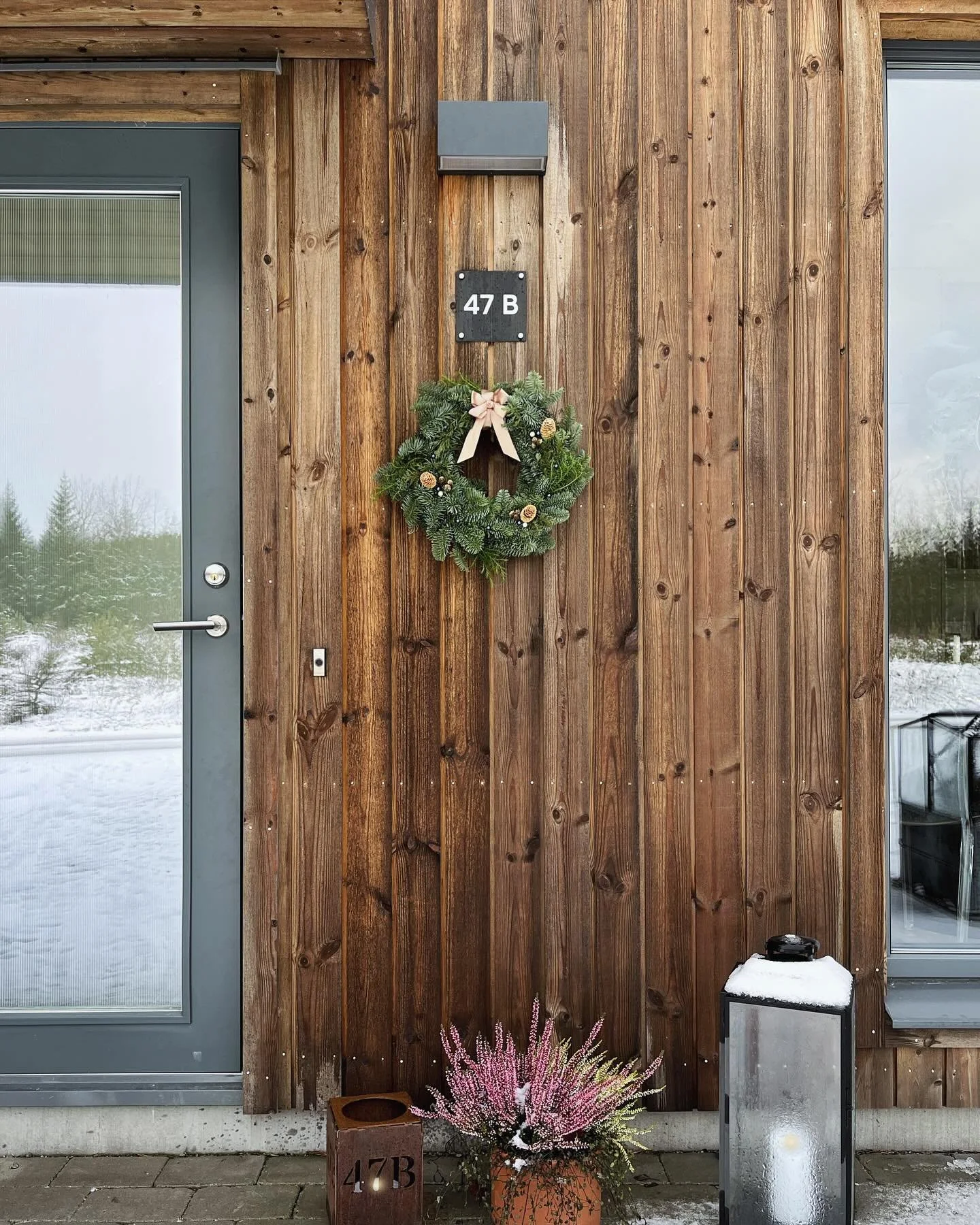 Ig&aring;r tog jag med mig mamma p&aring; kransbindarkurs, en riktigt julig och mysig aktivitet! 🎄 Efter en del kreativt tvivel s&aring; lyckades vi &auml;nd&aring; f&aring; med oss varsin skapelse hem, tack vare lite hj&auml;lp l&auml;ngs v&auml;ge