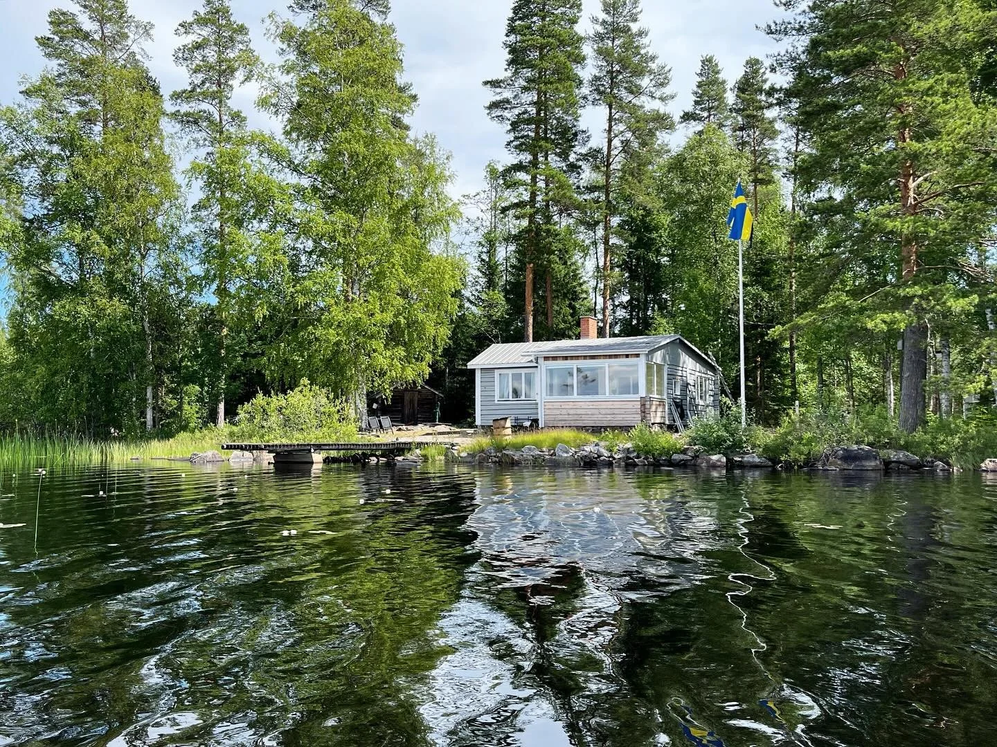 V&aring;r lilla sommarstuga, eller v&aring;rt livsprojekt kan man ocks&aring; kalla det! Hur mycket vi &auml;n fixar finns det alltid lika mycket kvar, men det &auml;r v&auml;l halva grejen med &auml;ldre hus som beh&ouml;ver k&auml;rlek&hellip; Men 
