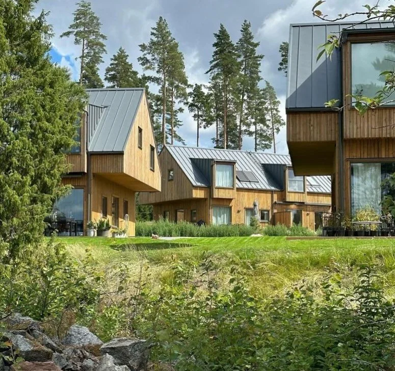 Fina radhuset! S&aring; glad att vi fick tag i v&aring;r lilla p&auml;rla och hittade HEM ute p&aring; landet 🤍🌾
.
Foto: Peitsch Arkitekter #v&aring;rthem #tr&auml;hus #skandinavianhome #nordiskahem #arkitektur #livetp&aring;landet #uppsala