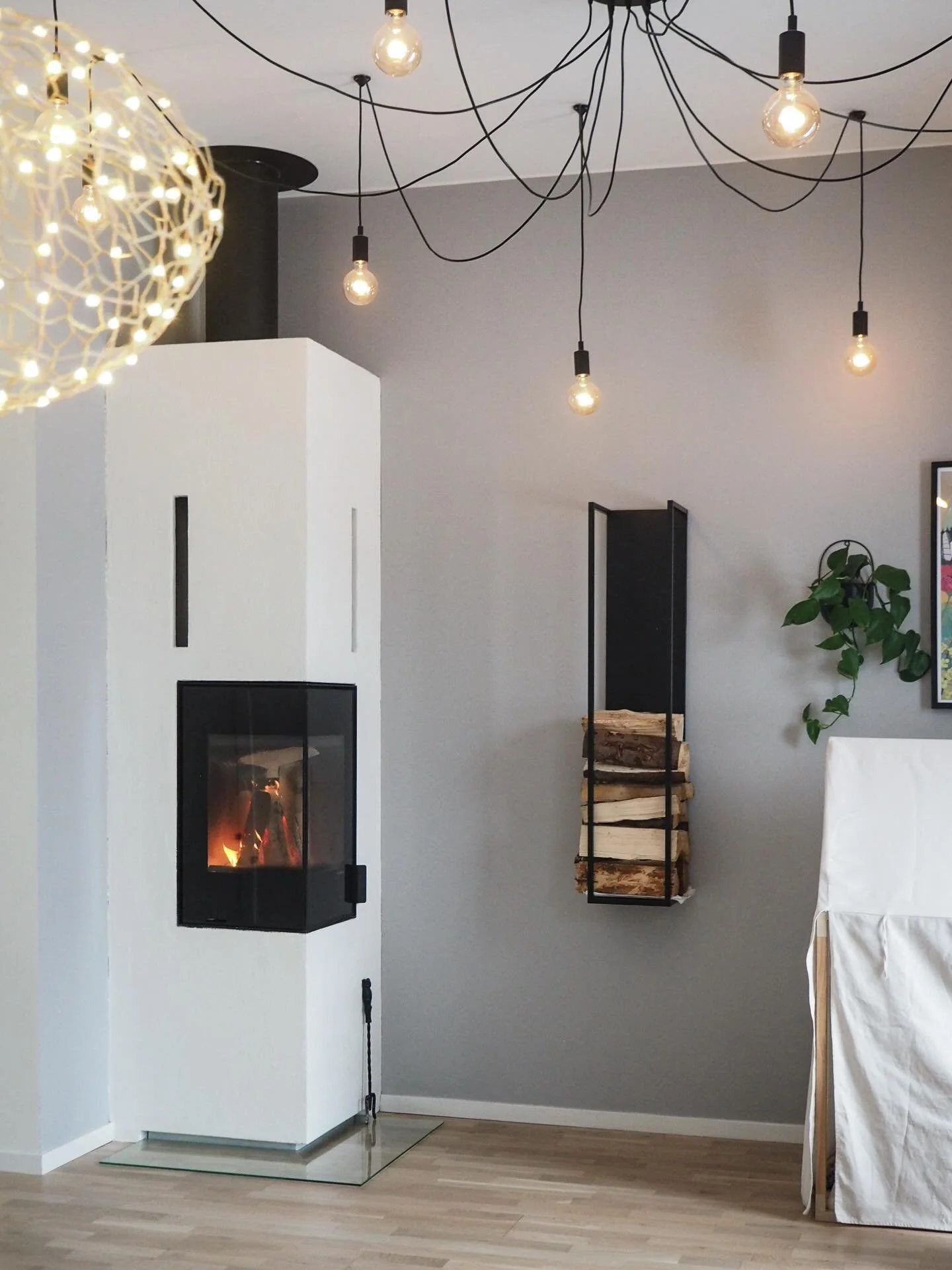 Lugna helgmornar med familjen&hellip; 🤍💭
Efter putsning och tre v&auml;ndor linoljef&auml;rg &auml;r v&aring;r fina kamin &auml;ntligen klar! Jonas l&auml;r Helmer sp&auml;nta ved och t&auml;nda brasor redan i tidig &aring;lder, mycket praktiskt 😅