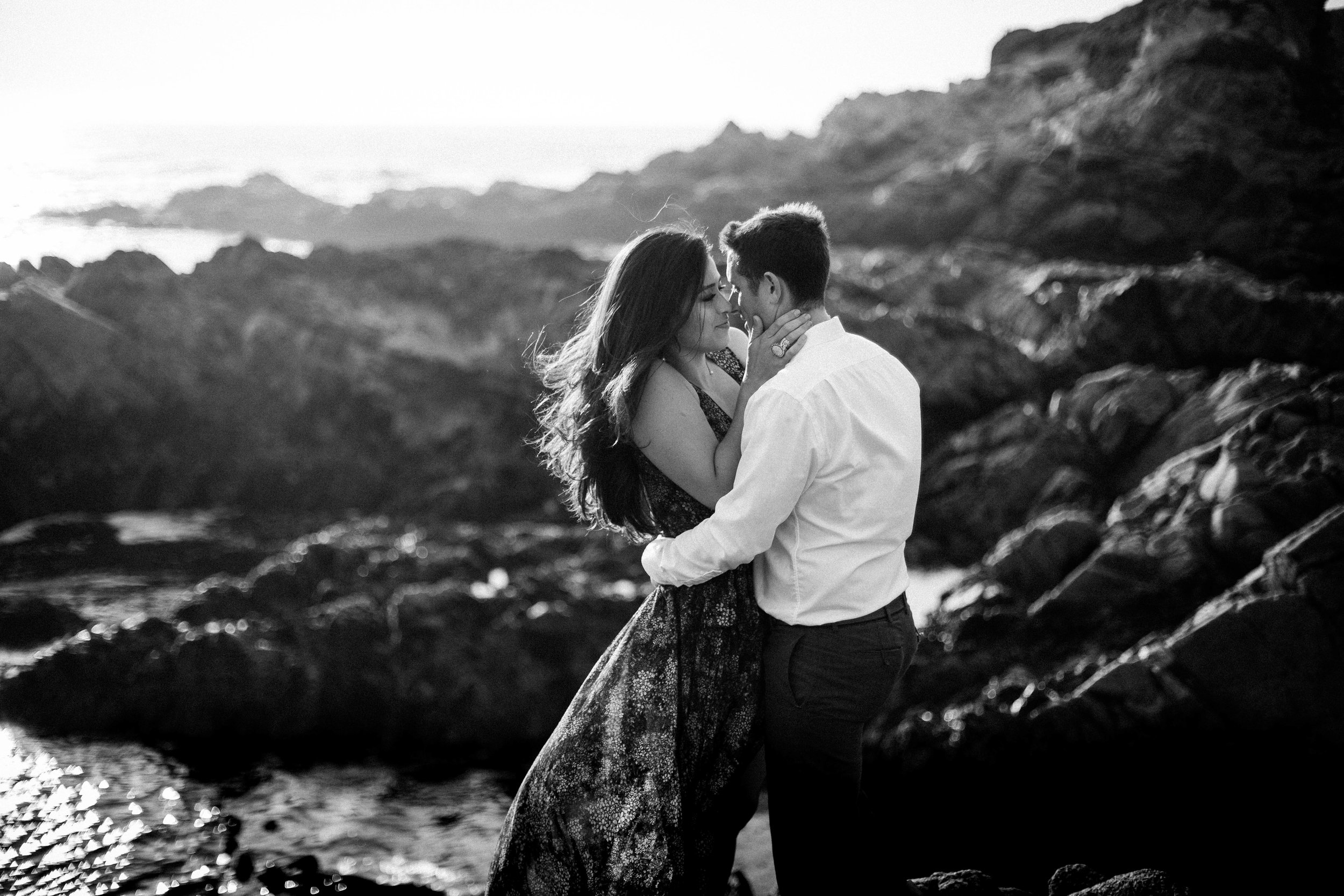 nicole-daacke-photography-big-sur-california-coast-adventure-engagement-photos-adventurous-elopement-intimate-wedding-photographer-golden-coastal-cali-engagement-session-15.jpg