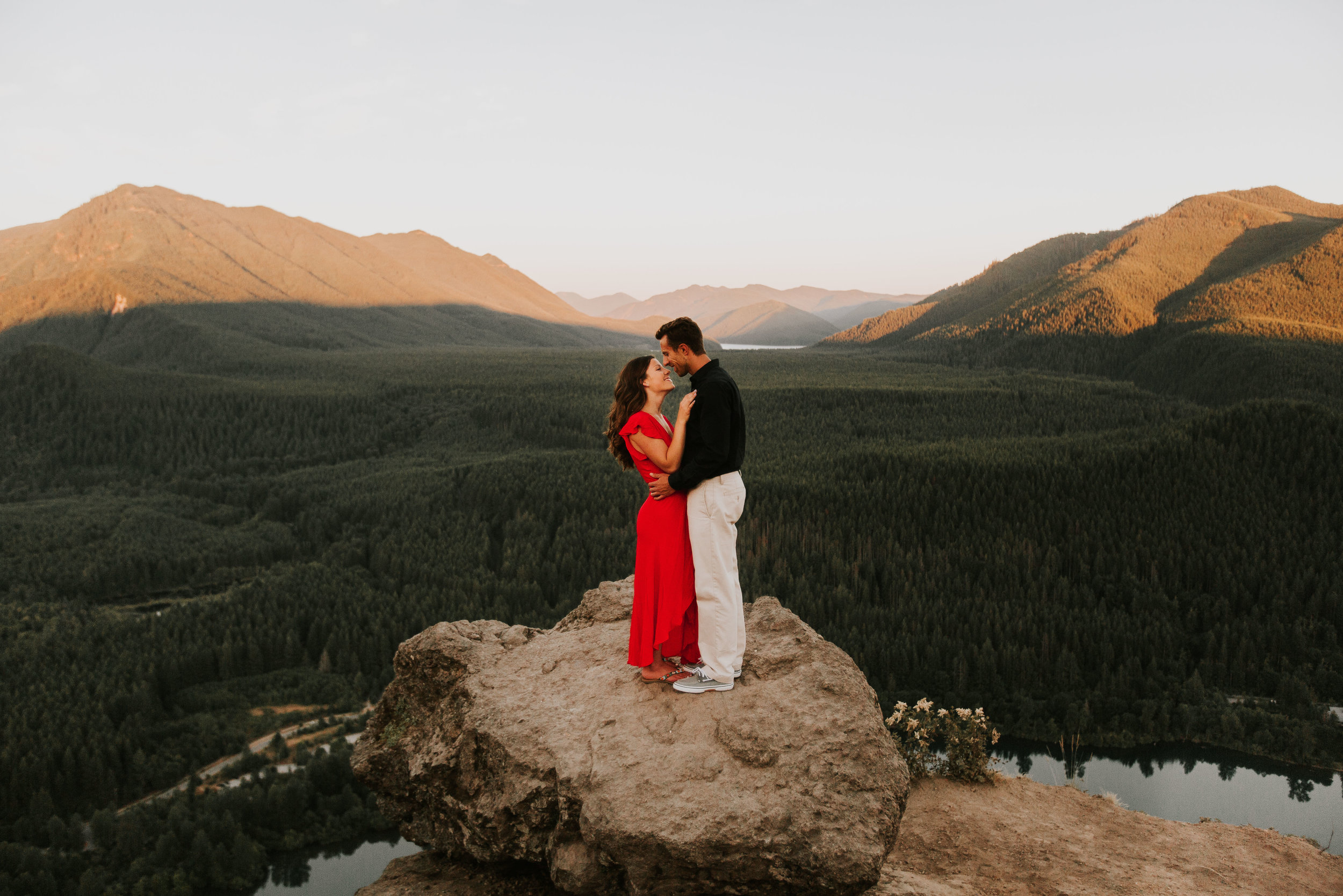 nicole-daacke-photography-rattlesnake-ridge-adventurous-engagement-session-hiking-seattle-washington-destinatino-elopement-intimate-wedding-photographer-1.jpg