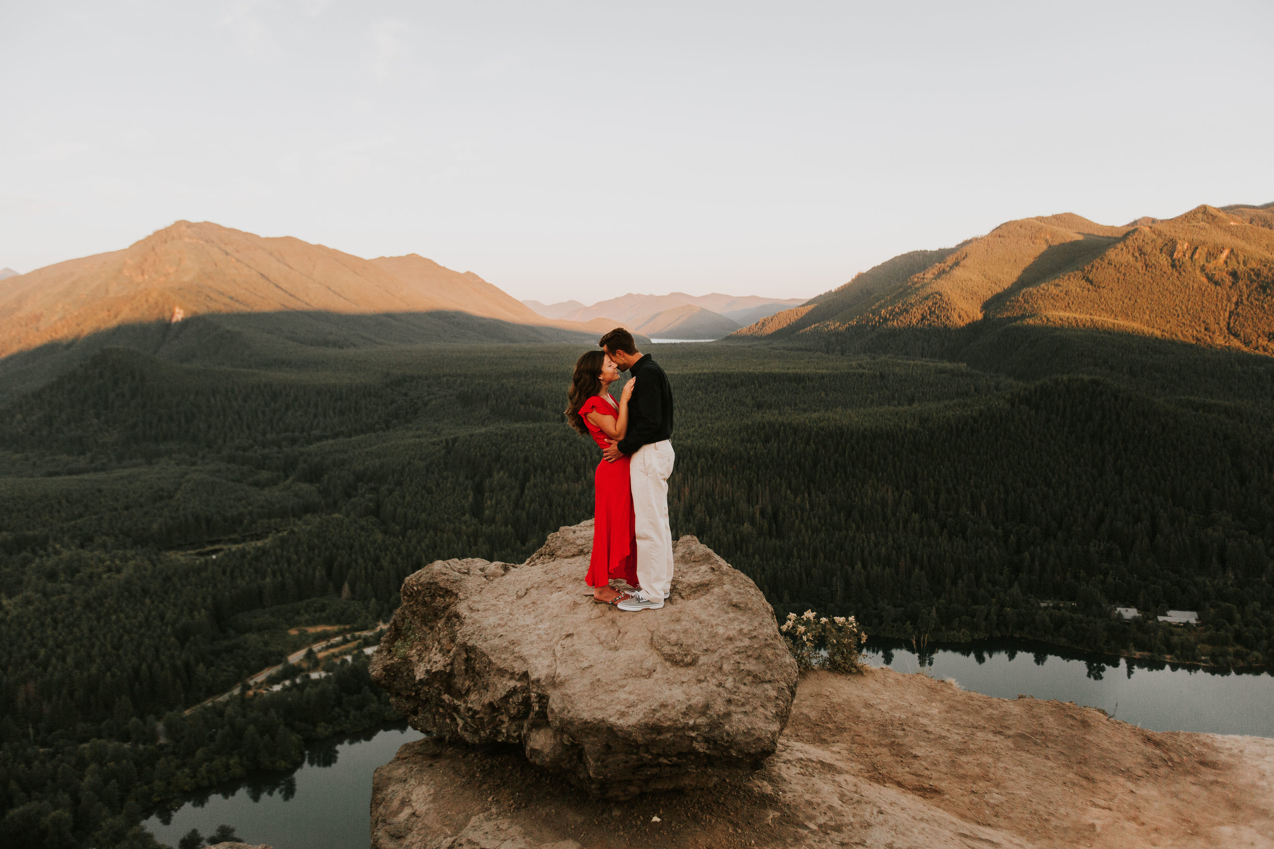 nicole-daacke-photography-rattlesnake-ridge-adventurous-engagement-session-hiking-seattle-washington-destinatino-elopement-intimate-wedding-photographer-2.jpg