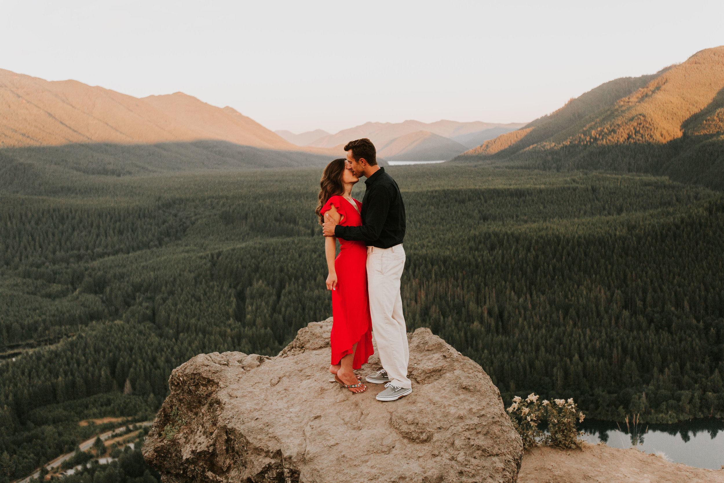 nicole-daacke-photography-rattlesnake-ridge-adventurous-engagement-session-hiking-seattle-washington-destinatino-elopement-intimate-wedding-photographer-5.jpg