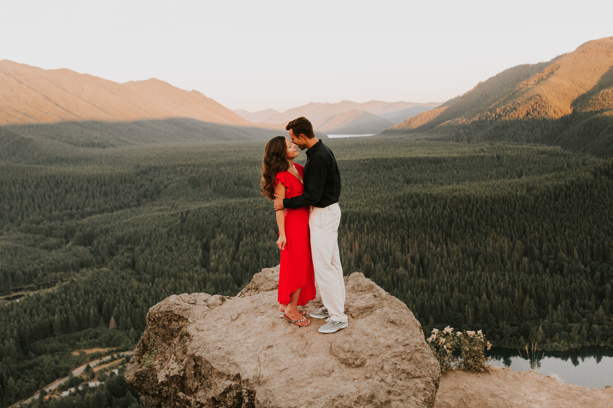 nicole-daacke-photography-rattlesnake-ridge-adventurous-engagement-session-hiking-seattle-washington-destinatino-elopement-intimate-wedding-photographer-6.jpg