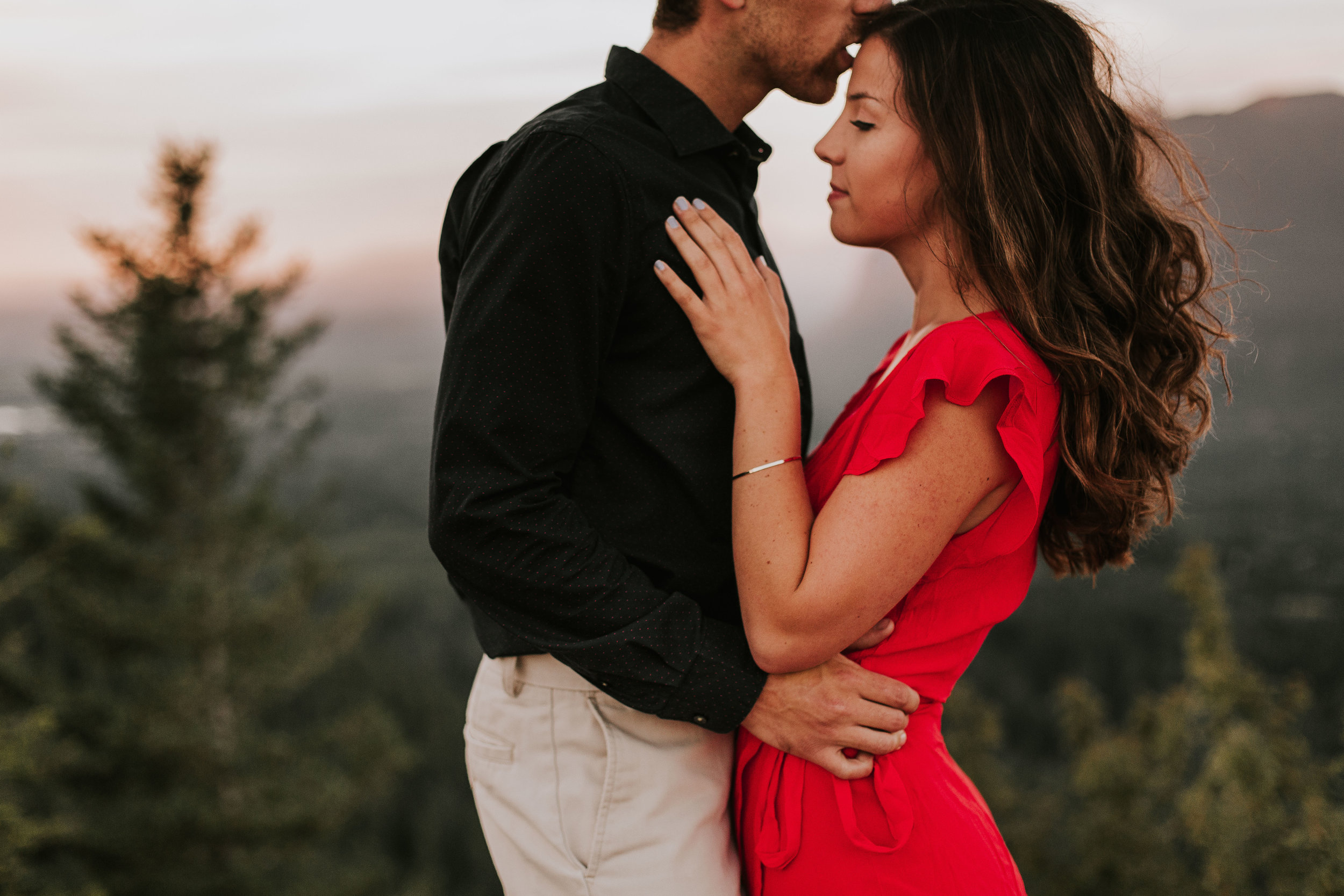 nicole-daacke-photography-rattlesnake-ridge-adventurous-engagement-session-hiking-seattle-washington-destinatino-elopement-intimate-wedding-photographer-13.jpg